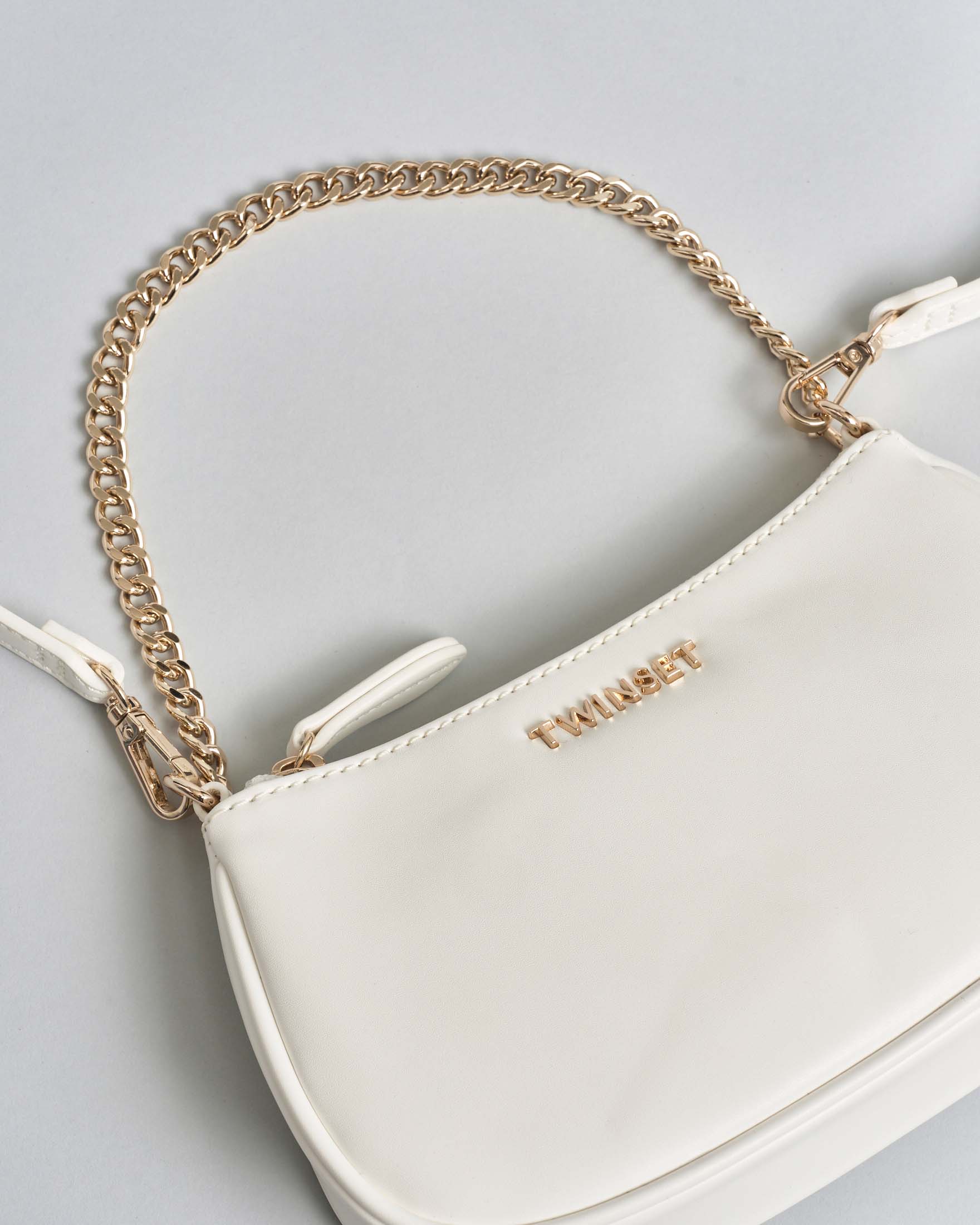 Borsa bianca Twinset in ecopelle a mezzaluna con catena oro image
