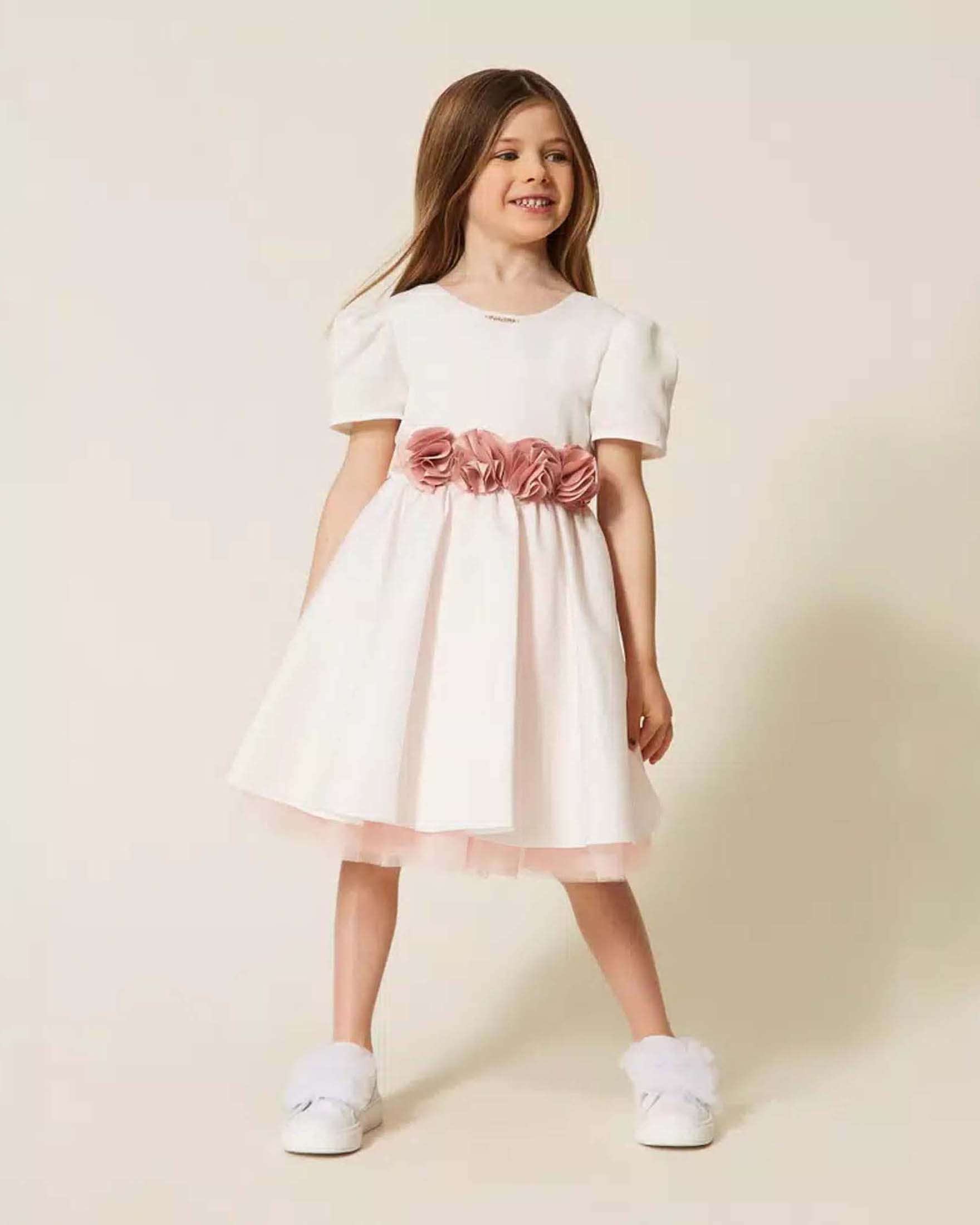 Abito bianco Twinset in raso con gonna ampia fascia a fiori e maxi fiocco