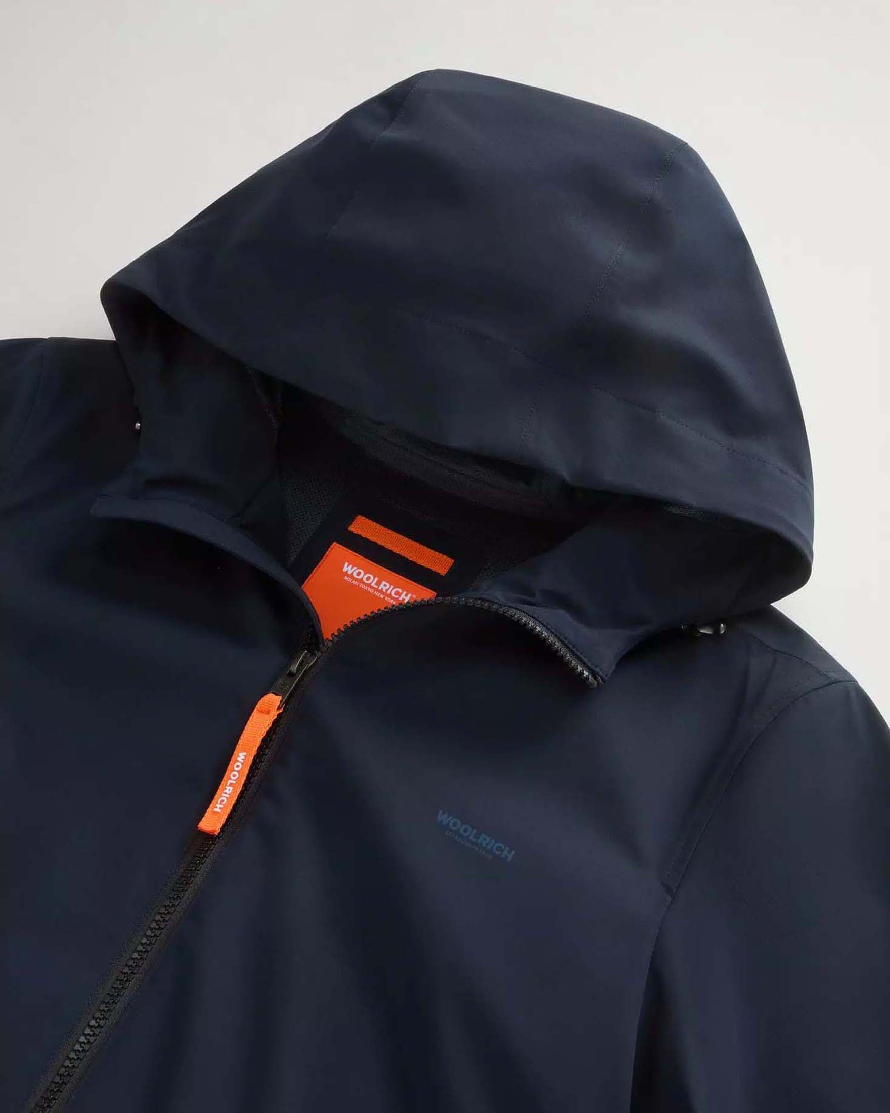 Bomber antivento Woolrich blu con cappuccio
