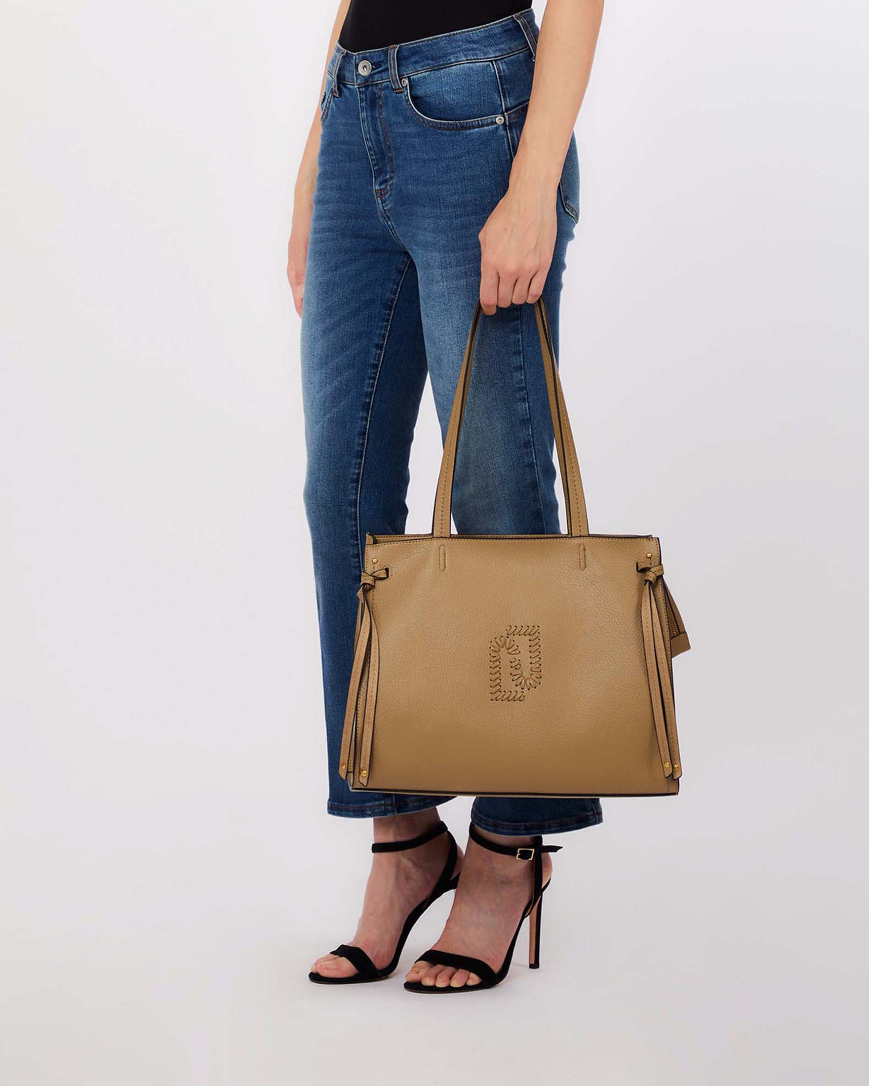 Borsa Liu Jo Accessories color fango in similpelle con logo applicato sul davanti image