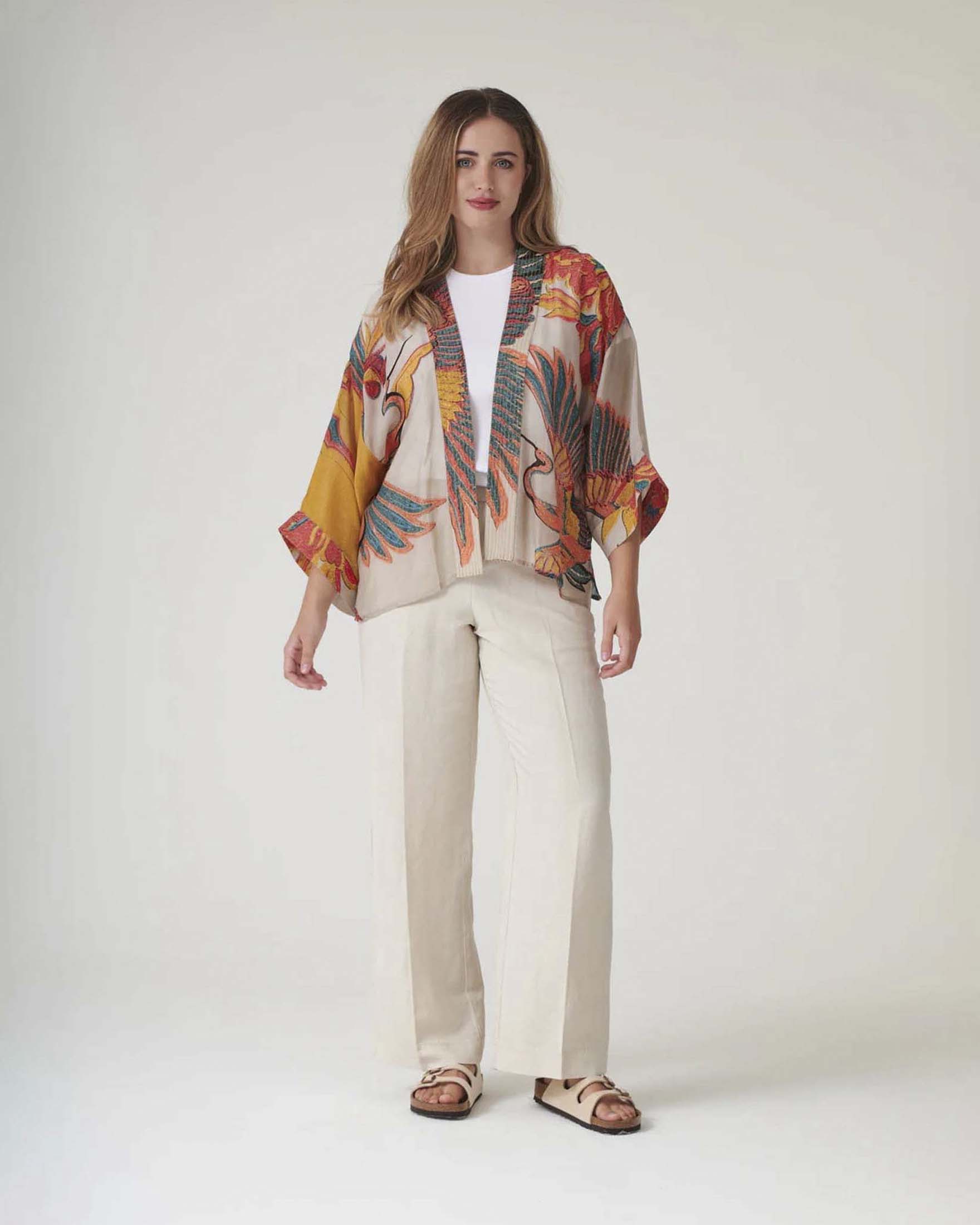 Kimono corto beige in modal e cupro con stampa gru a contrasto