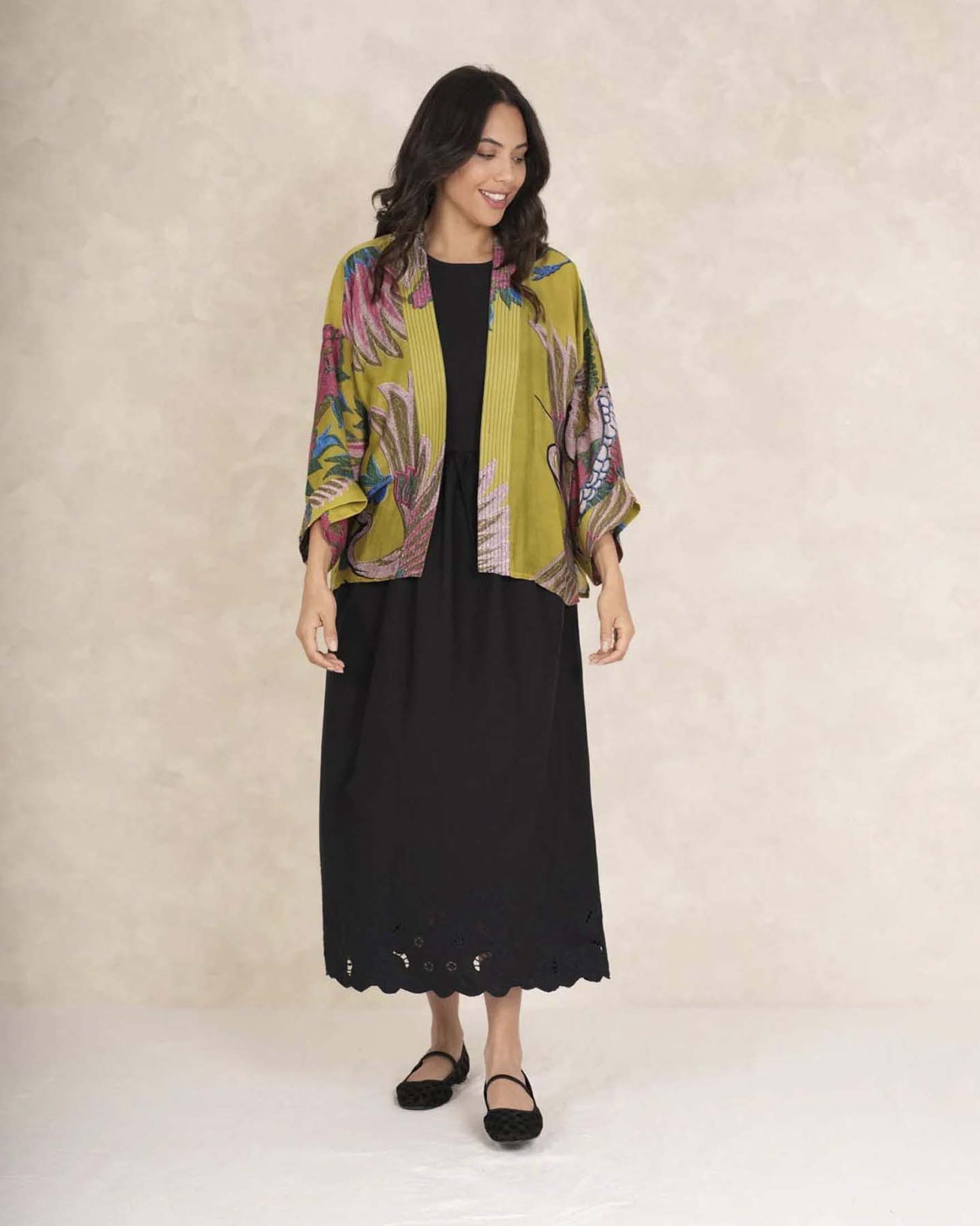 Kimono corto verde oliva in modal e cupro con fantasia gru colorata