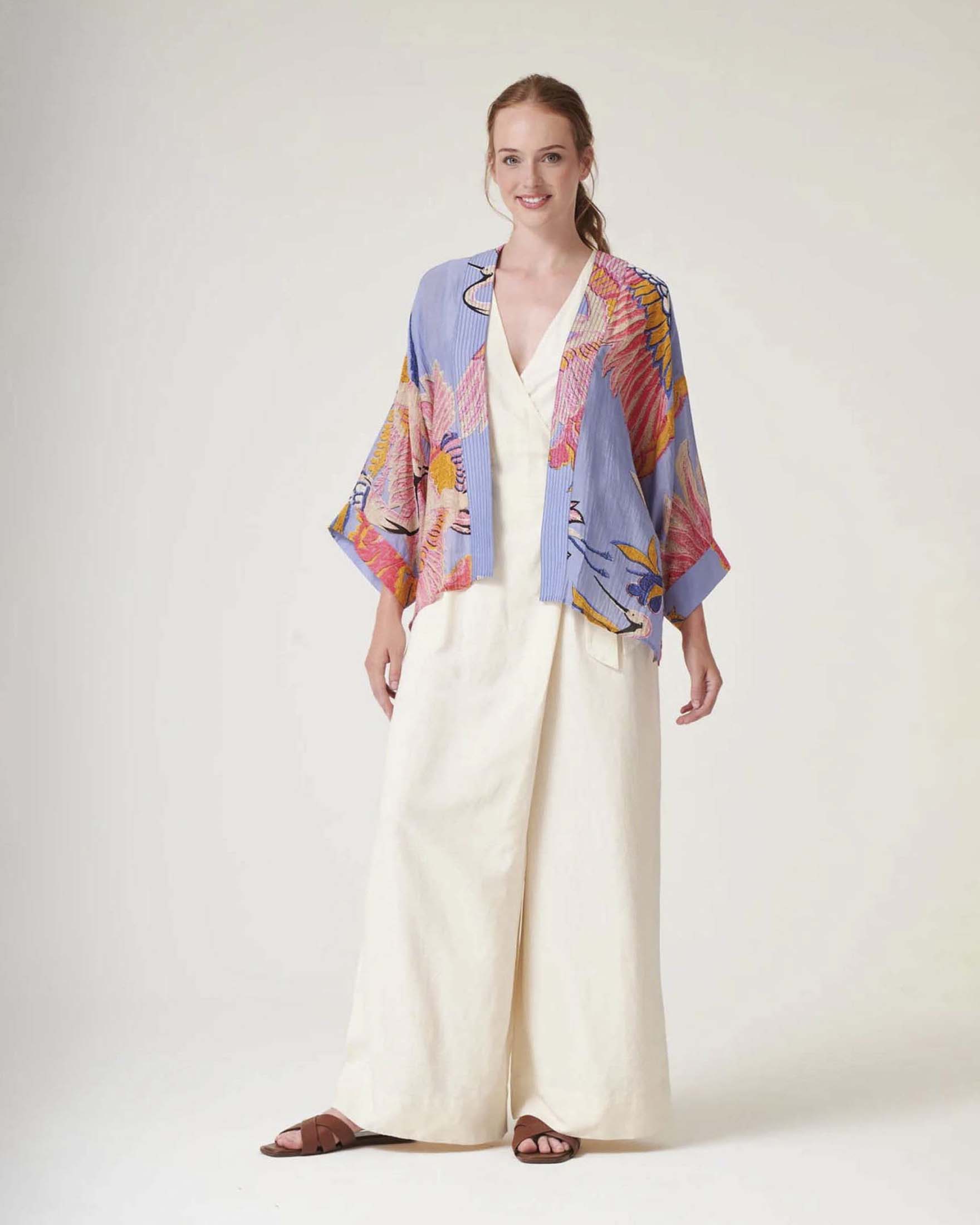 Kimono corto color pervinca One Hundred Stars in modal e cupro con stampa gru rosa e arancione