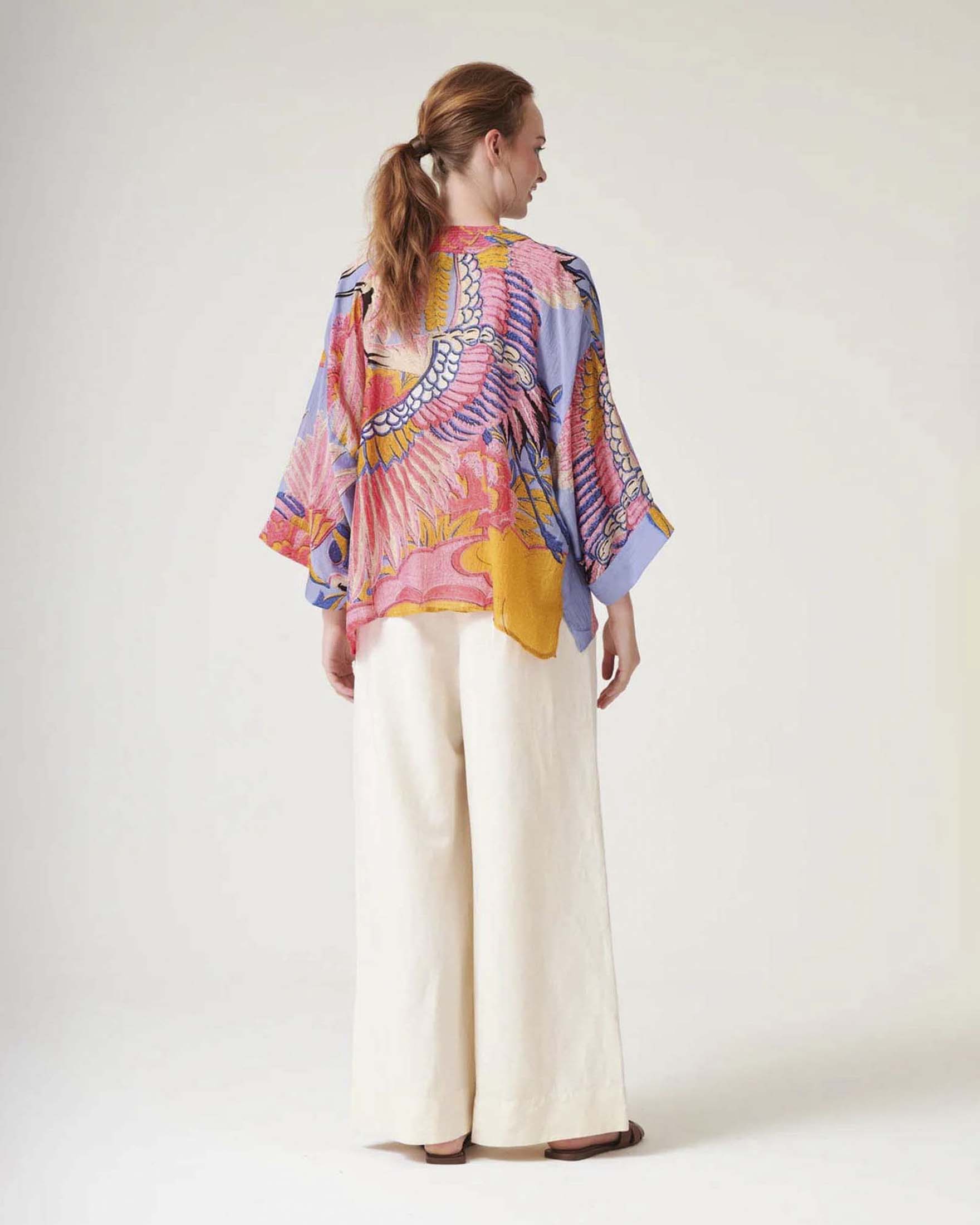 Kimono corto color pervinca One Hundred Stars in modal e cupro con stampa gru rosa e arancione image