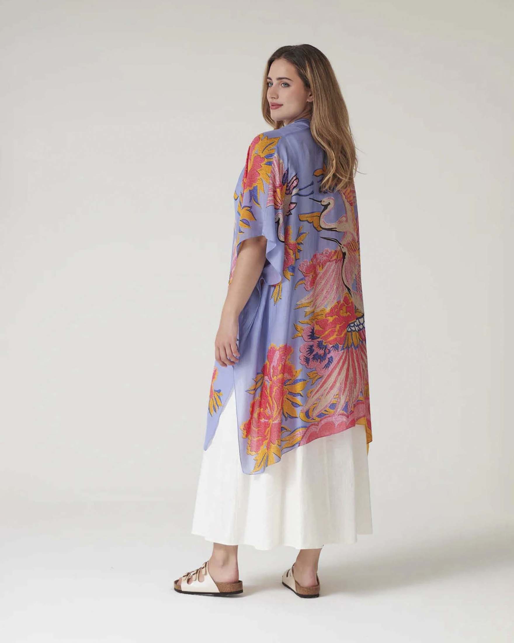 Kimono lungo color pervinca One Hundred Stars in modal e cupro con stampa gru rosa e arancione image
