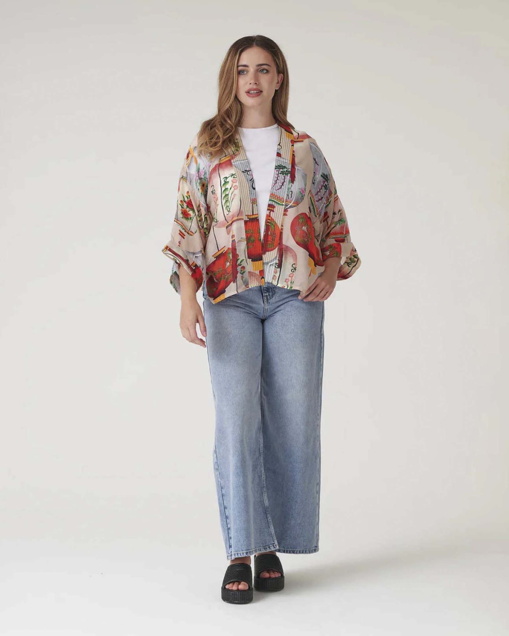 Kimono corto beige in modal e cupro con stampa orientale rossa
