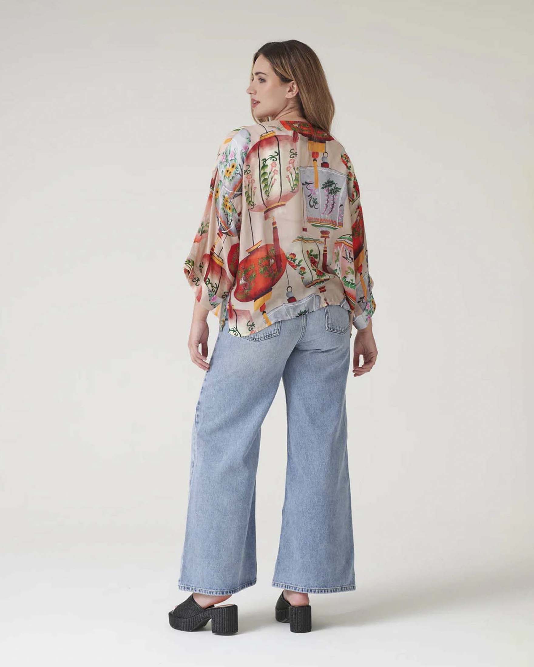 Kimono corto beige One Hundred Stars in modal e cupro con stampa orientale rossa image