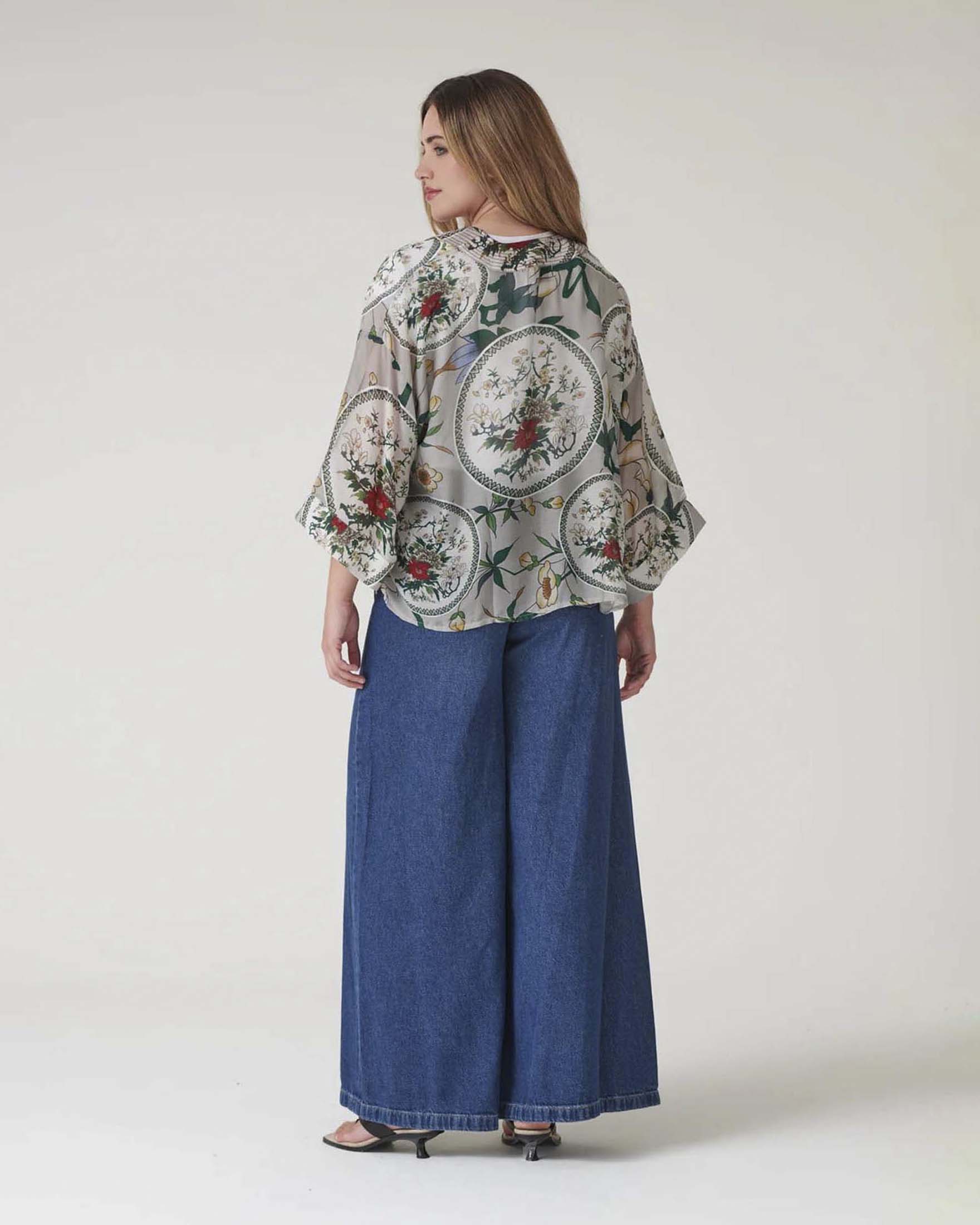 Kimono corto color gesso One Hundred Stars in modal e cupro con magnolie e peonie rosse image