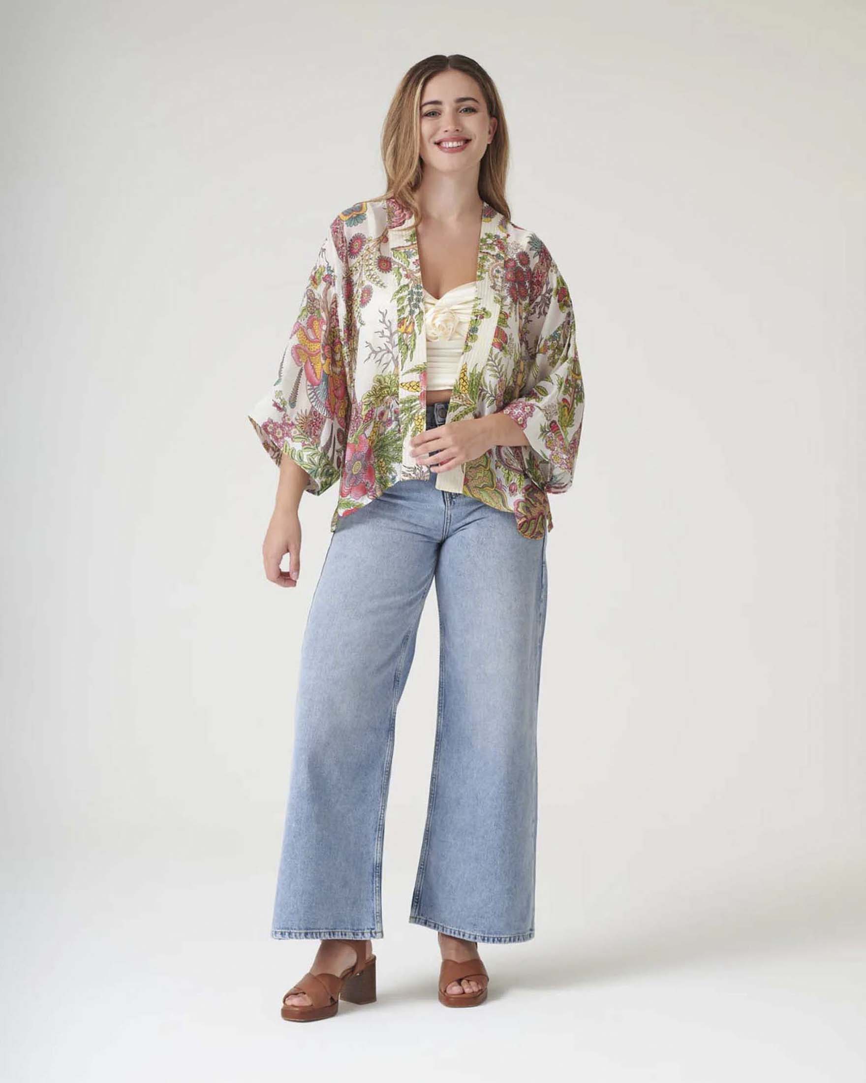 Kimono corto bianco One Hundred Stars in modal e cupro con stampa floreale
