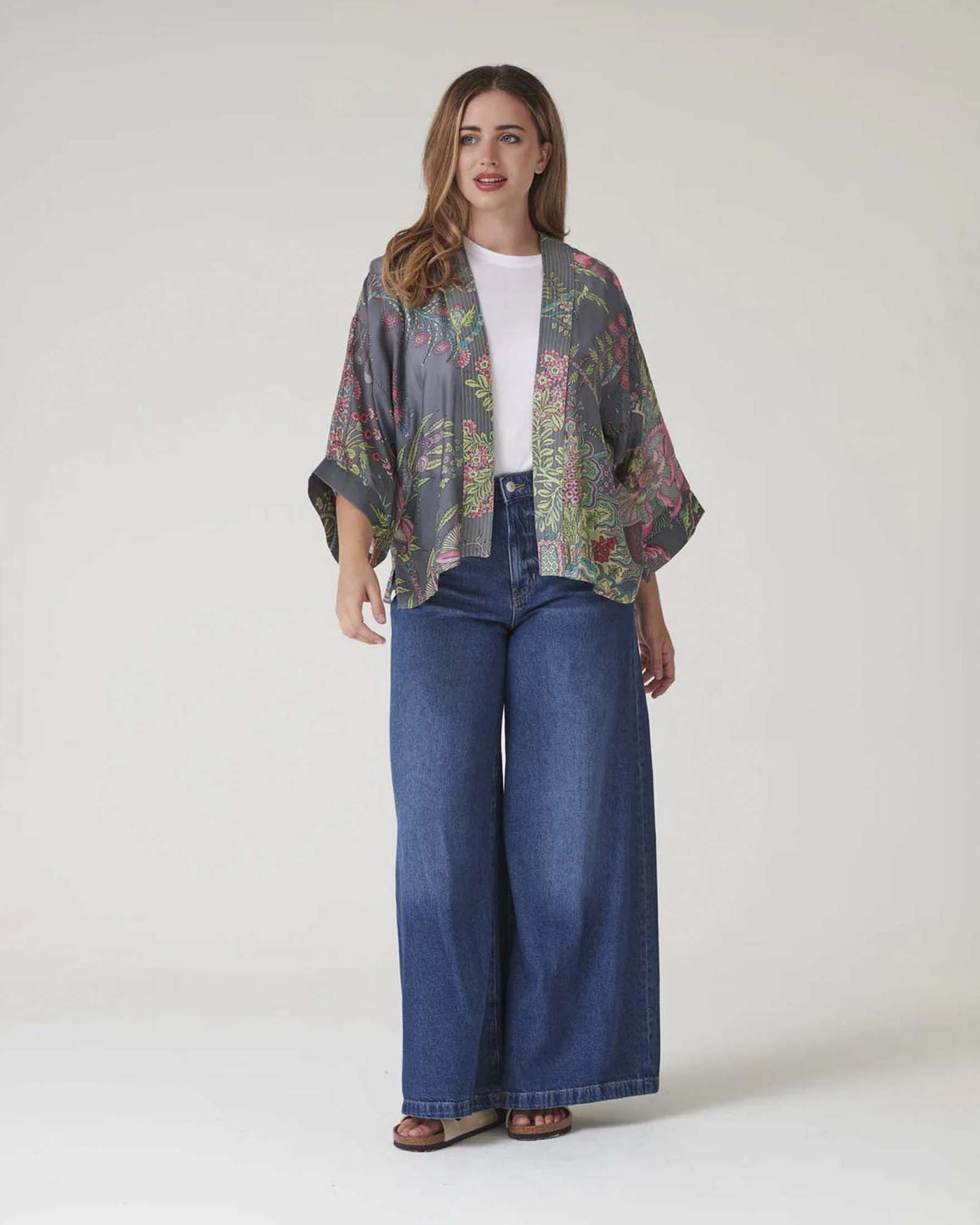 Kimono corto grigio in modal e cupro con stampa floreale