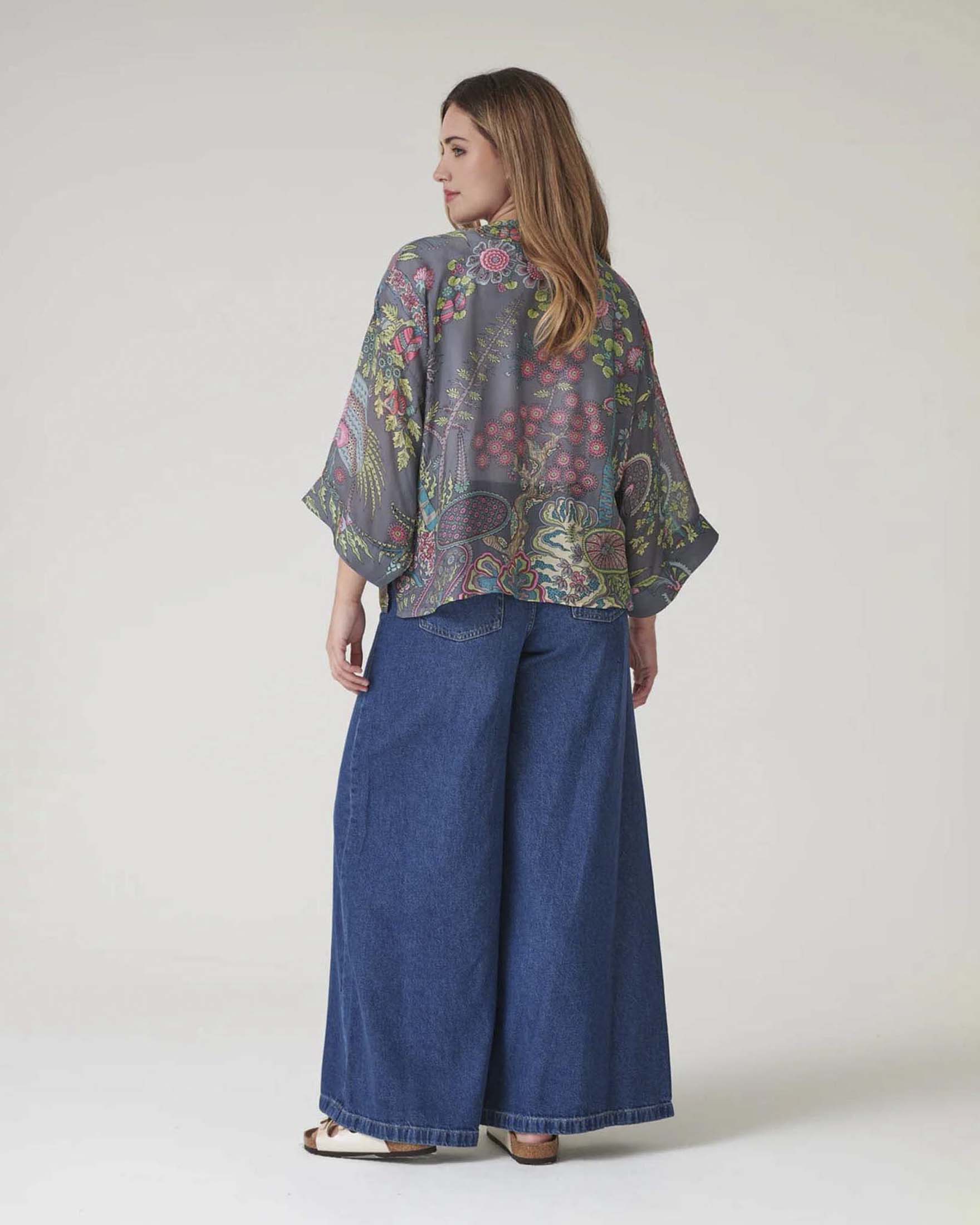 Kimono corto grigio One Hundred Stars in modal e cupro con stampa floreale image