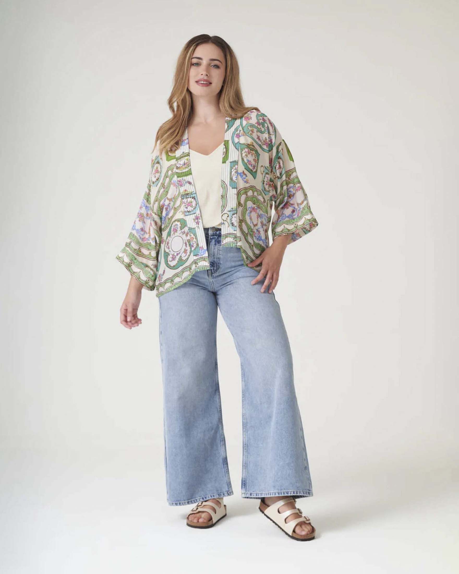 Kimono corto bianco One Hundred Stars in modal e cupro con stampa porcellane verdi e azzurre