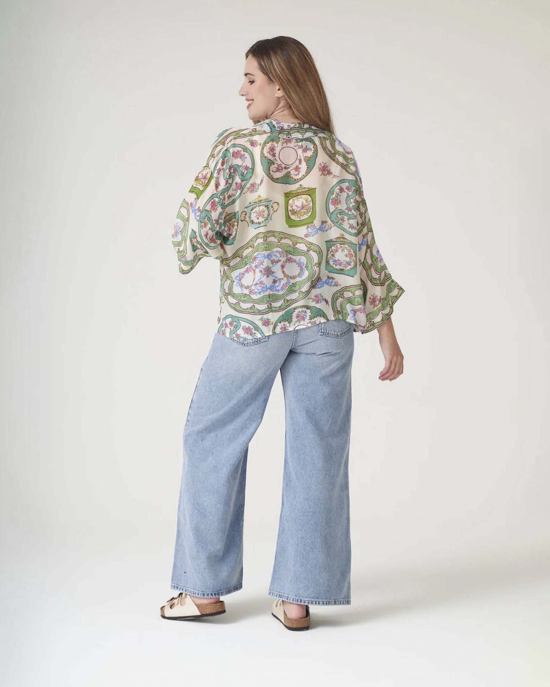 Kimono corto bianco One Hundred Stars in modal e cupro con stampa porcellane verdi e azzurre image