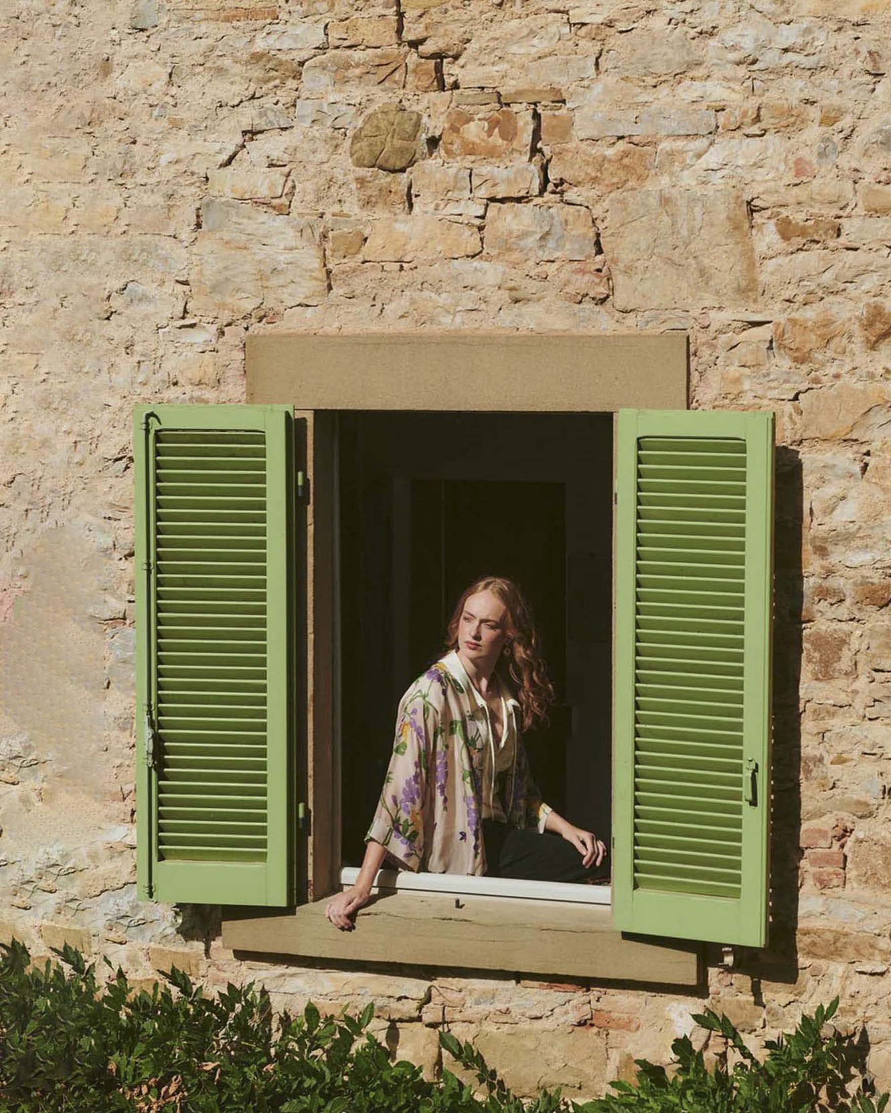 Kimono corto beige One Hundred Stars in modal e cupro con fiori di glicine image