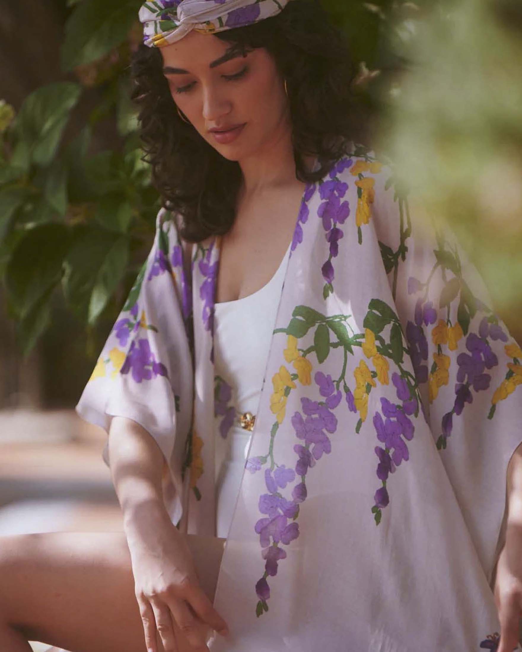 Kimono lungo aperto beige One Hundred Stars in modal e cupro con fiori di glicine image