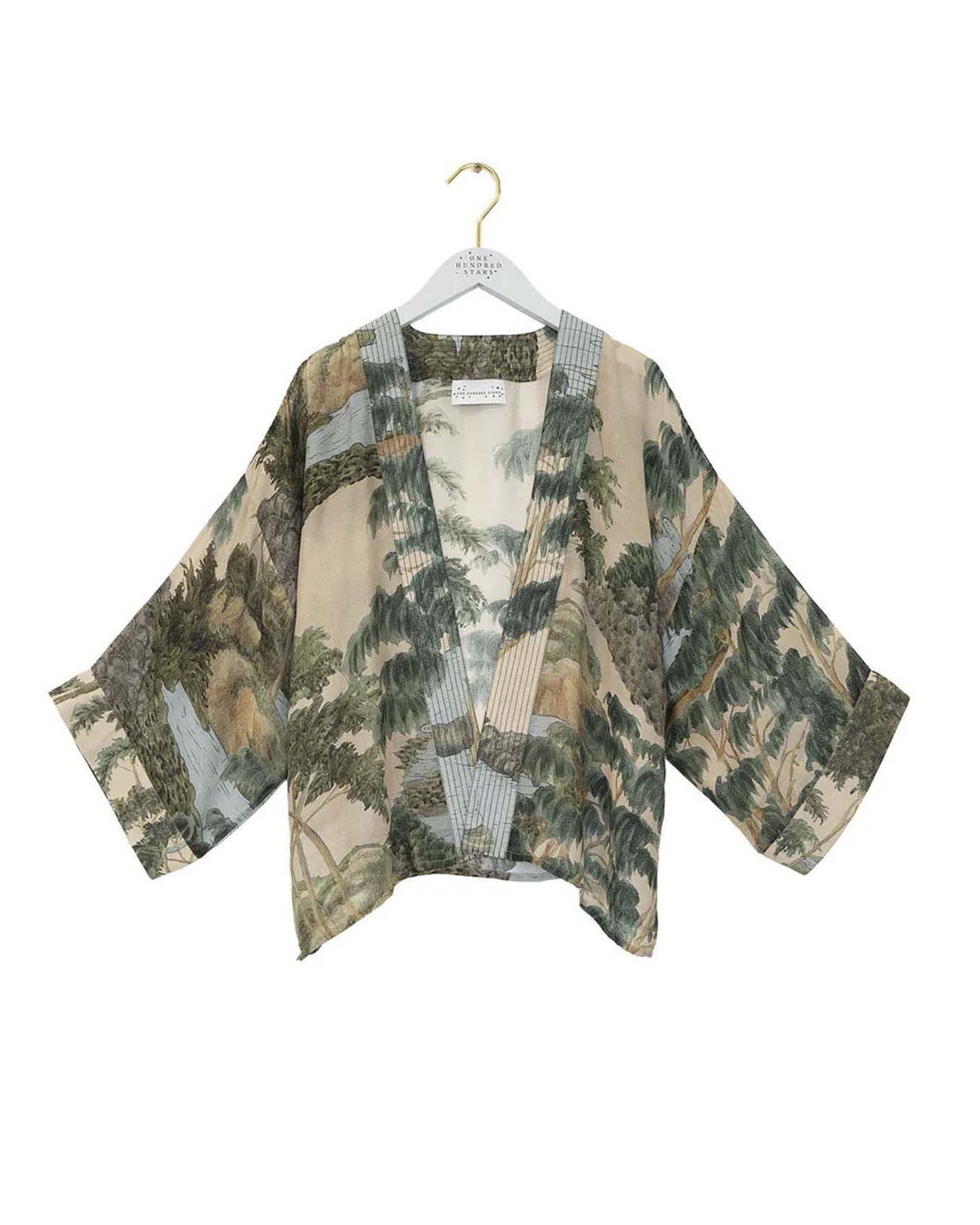 Kimono corto beige in modal e cupro con stampa paesaggio verde