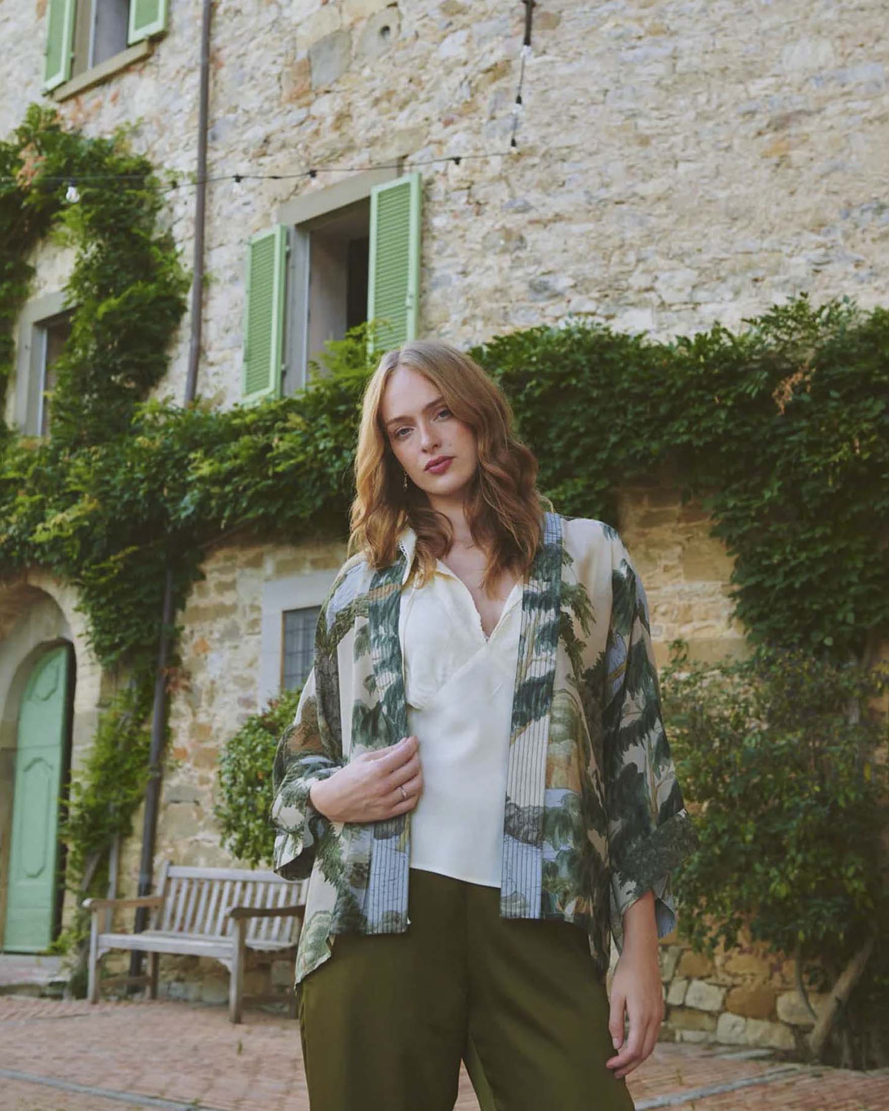 Kimono corto beige One Hundred Stars in modal e cupro con stampa paesaggio verde image