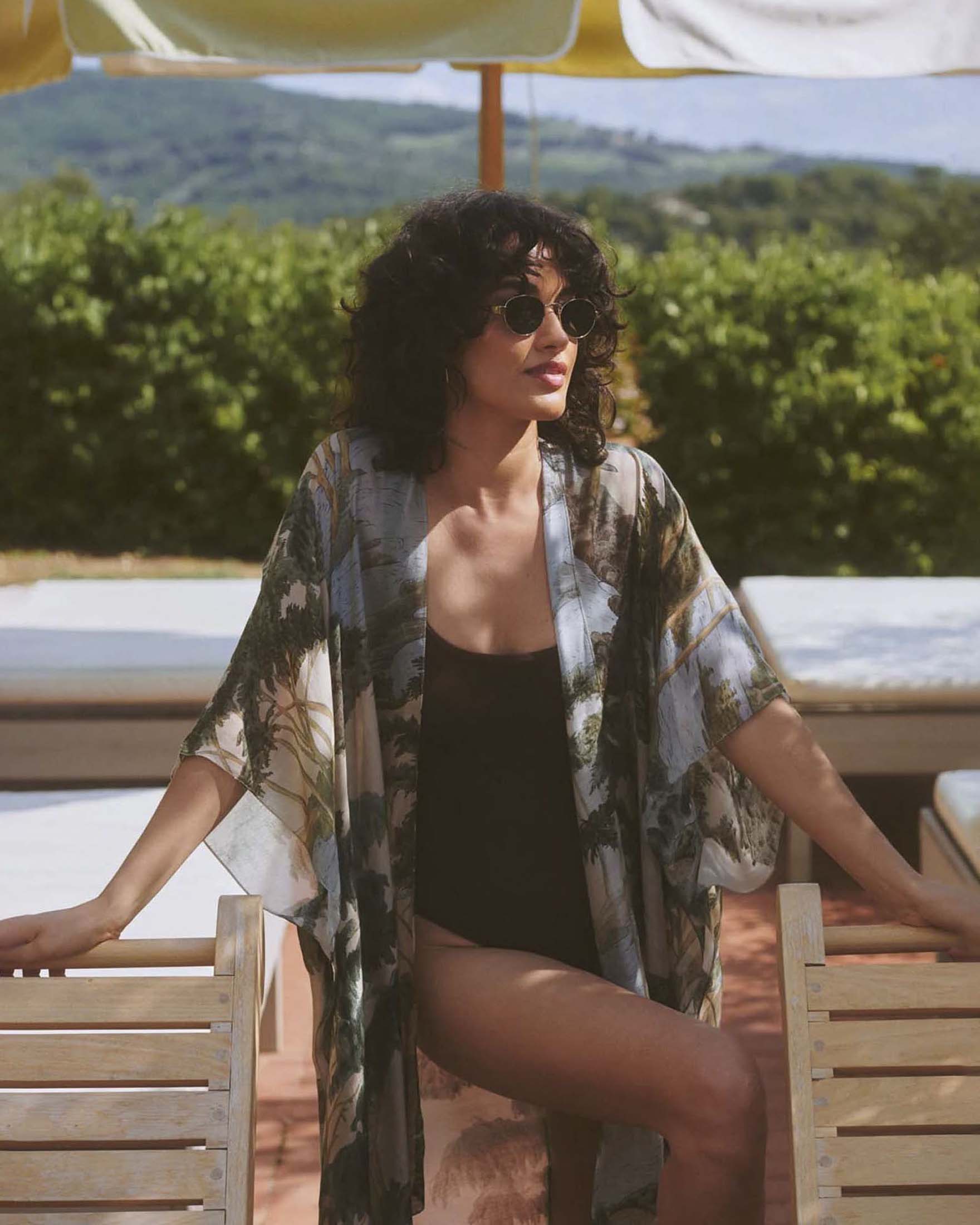 Kimono lungo beige One Hundred Stars in modal e cupro con stampa paesaggio verde image