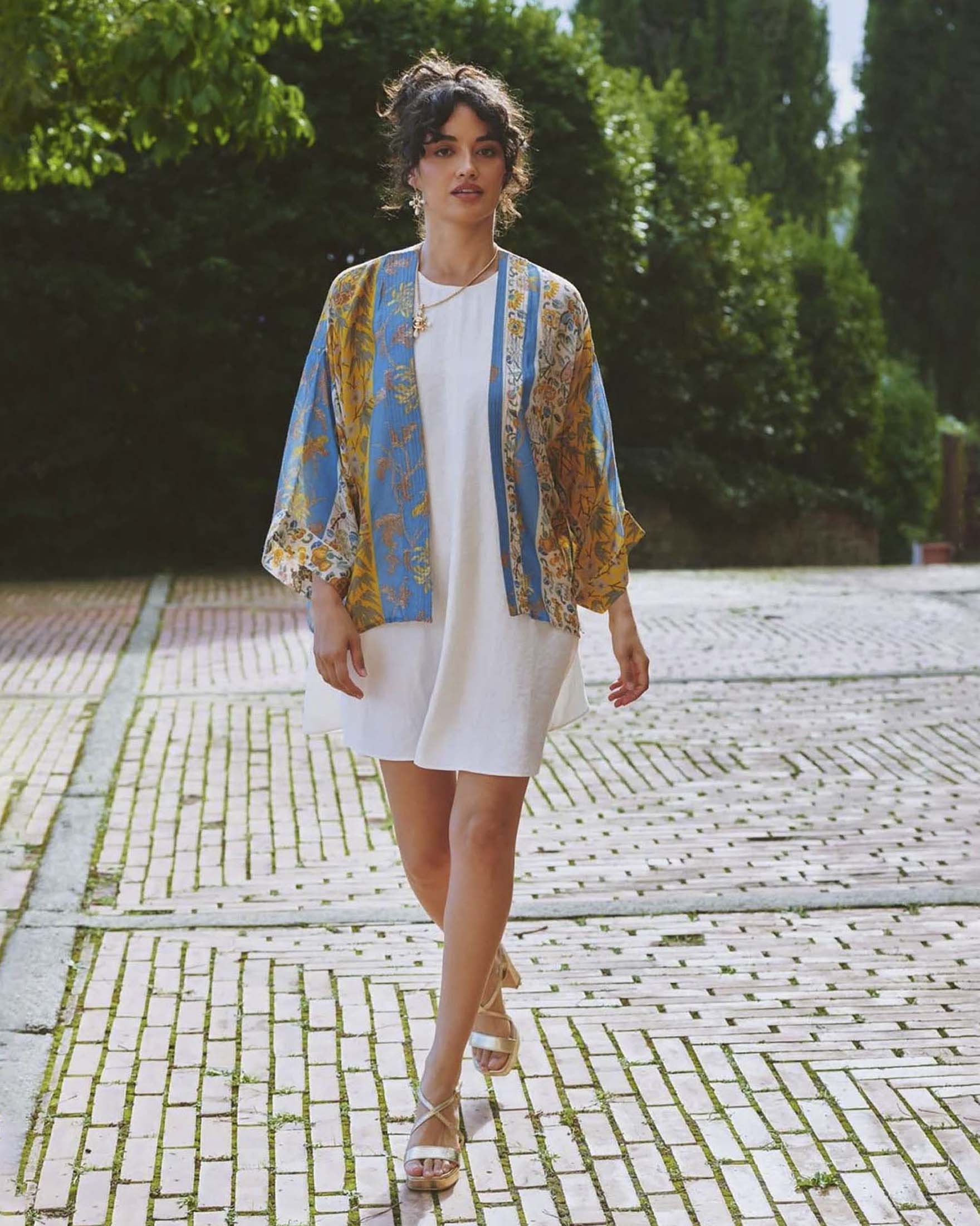 Kimono corto turchese One Hundred Stars in modal e cupro con stampa ricami orientali dorata image