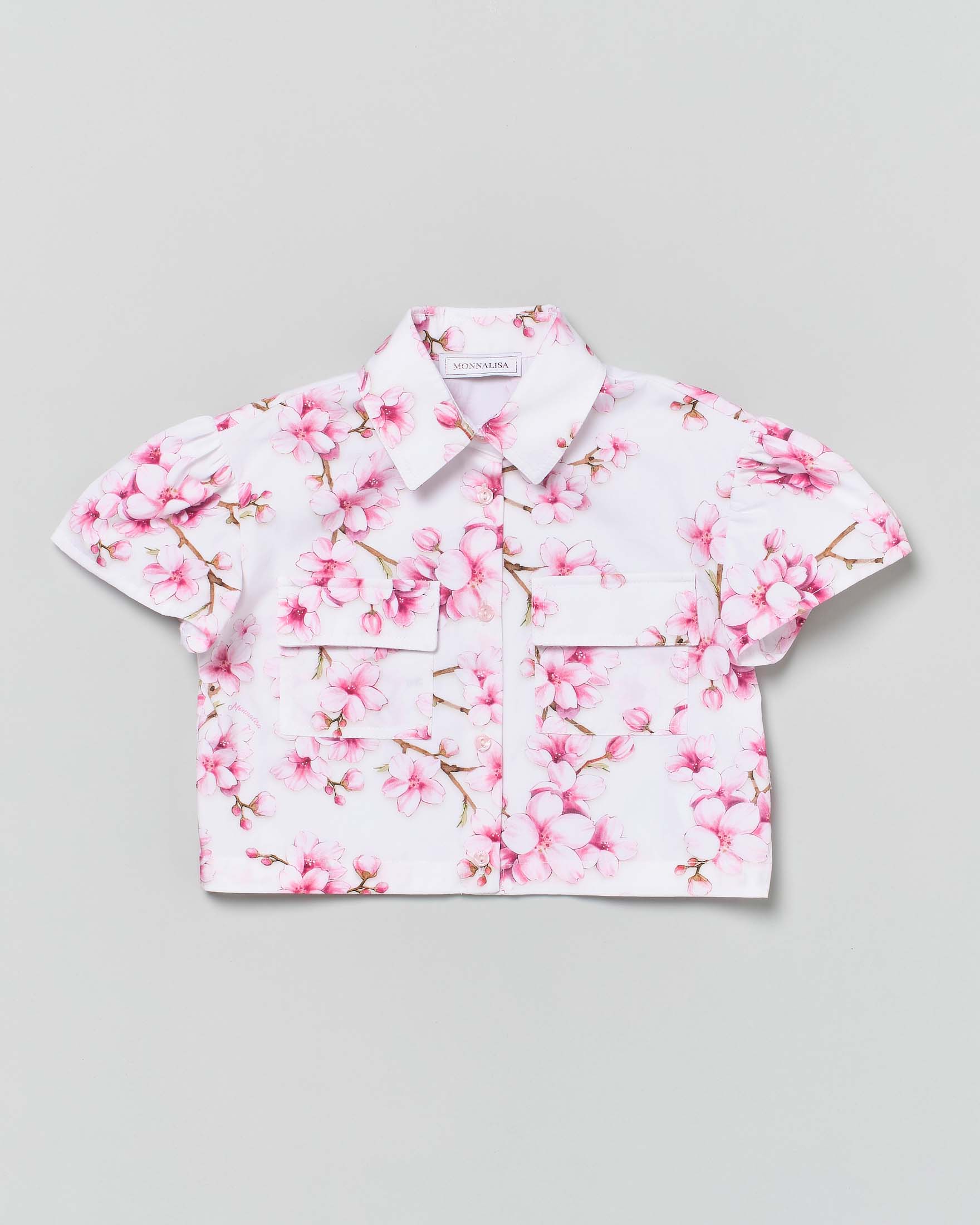 Camicia bianca cropped con fiori di pesco rosa