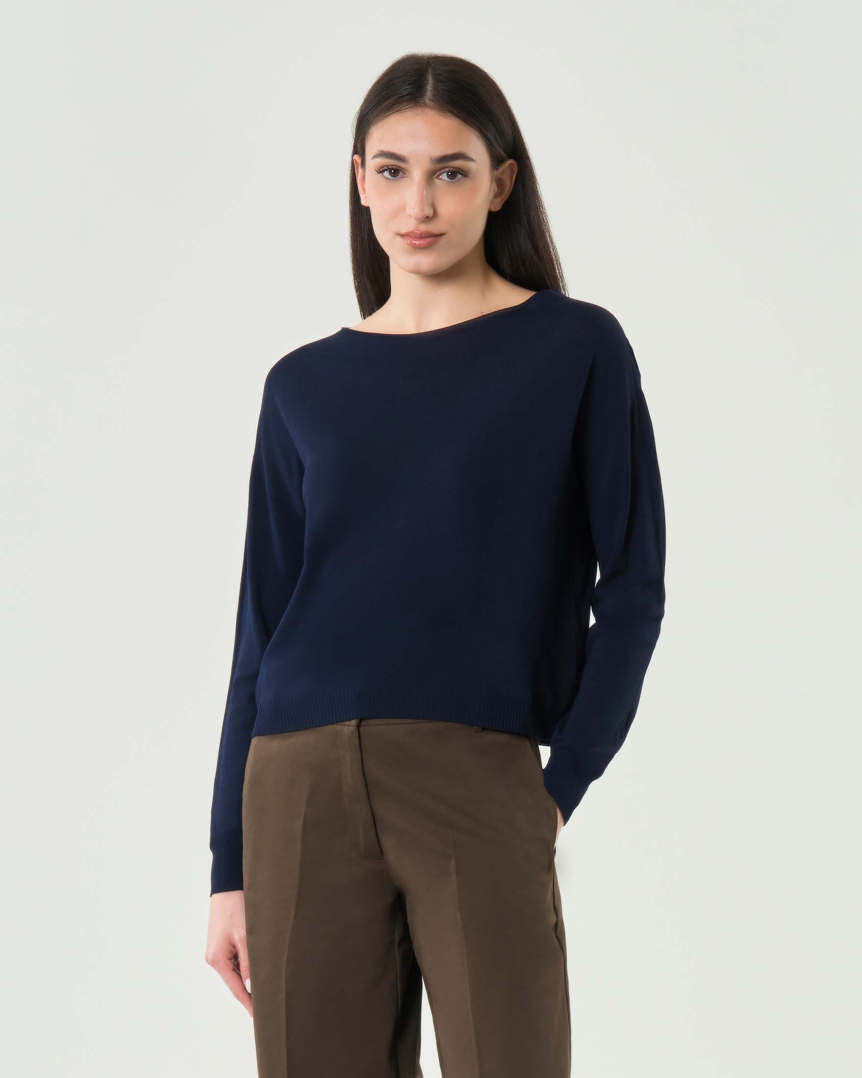 Maglia corta blu a maniche lunghe in viscosa con scollo a barchetta e bordi a costine