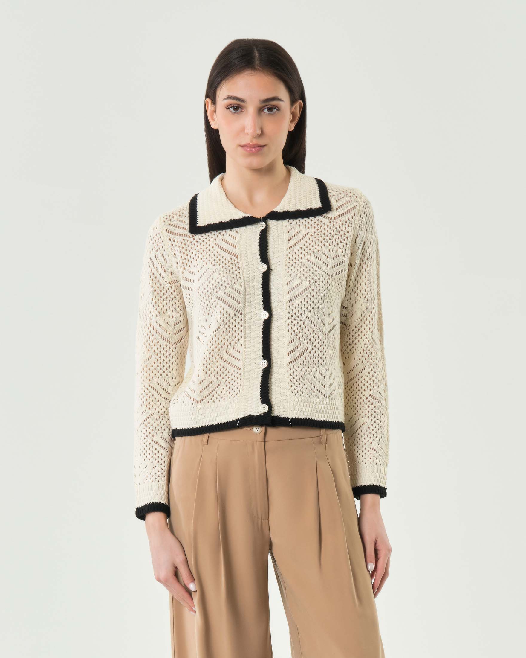 Cardigan crochet color panna Hlo! con lavorazione traforata e bordi a contrasto