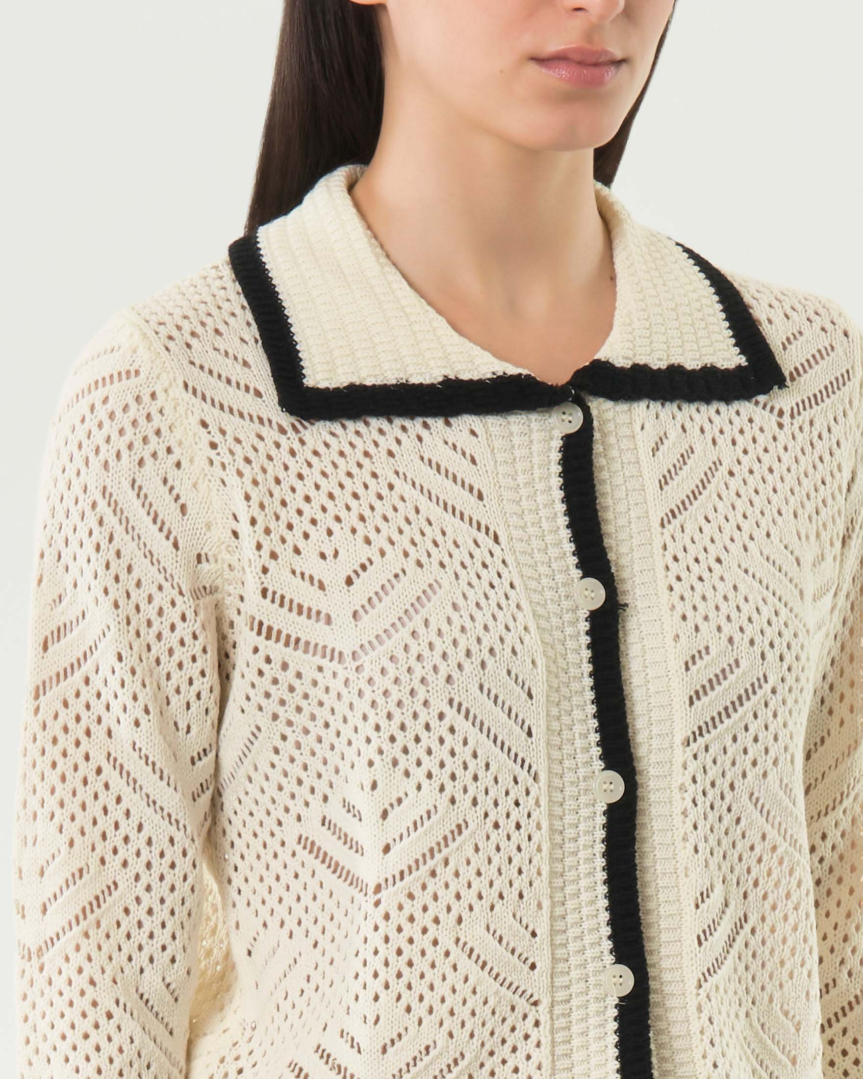 Cardigan crochet color panna Hlo! con lavorazione traforata e bordi a contrasto image