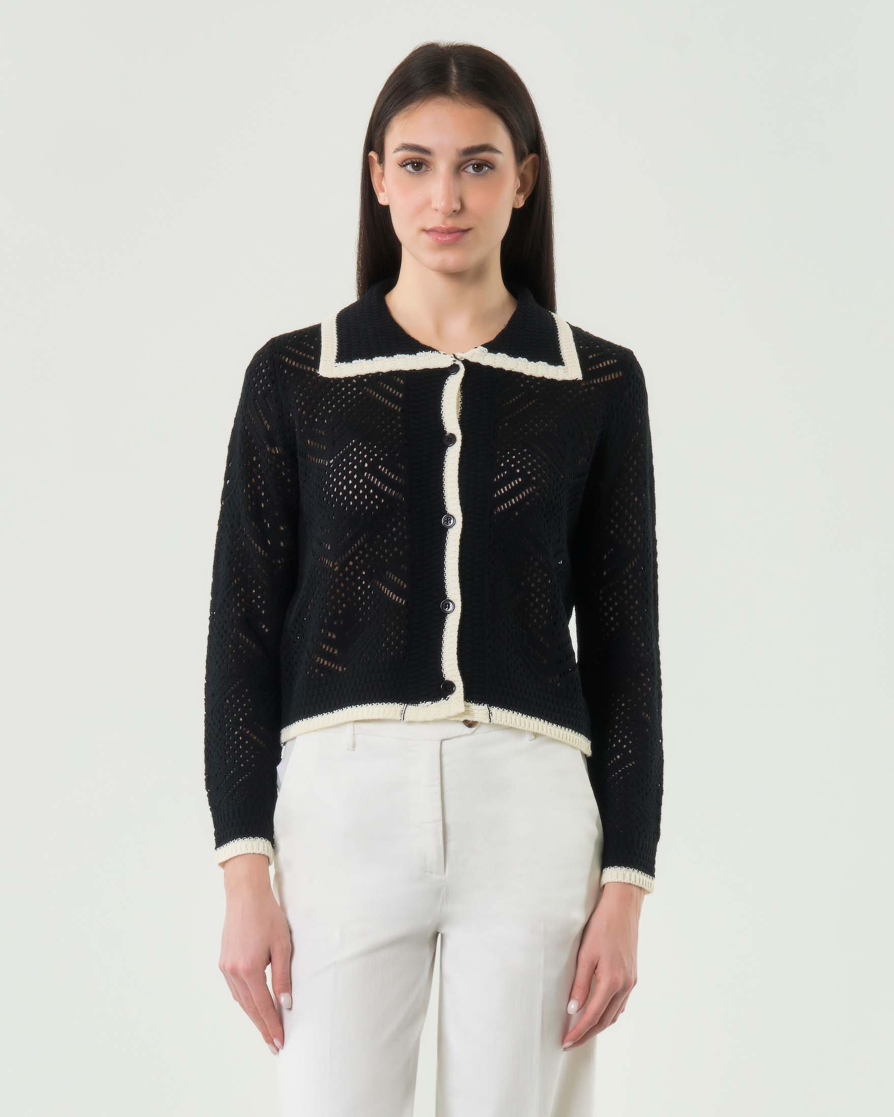 Cardigan crochet nero Hlo! con lavorazione traforata e bordi a contrasto