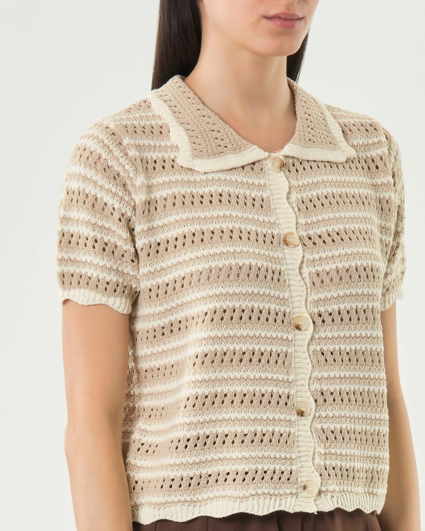Cardigan crochet beige a maniche corte Hlo! a righe a contrasto di colore e collo a camicia image