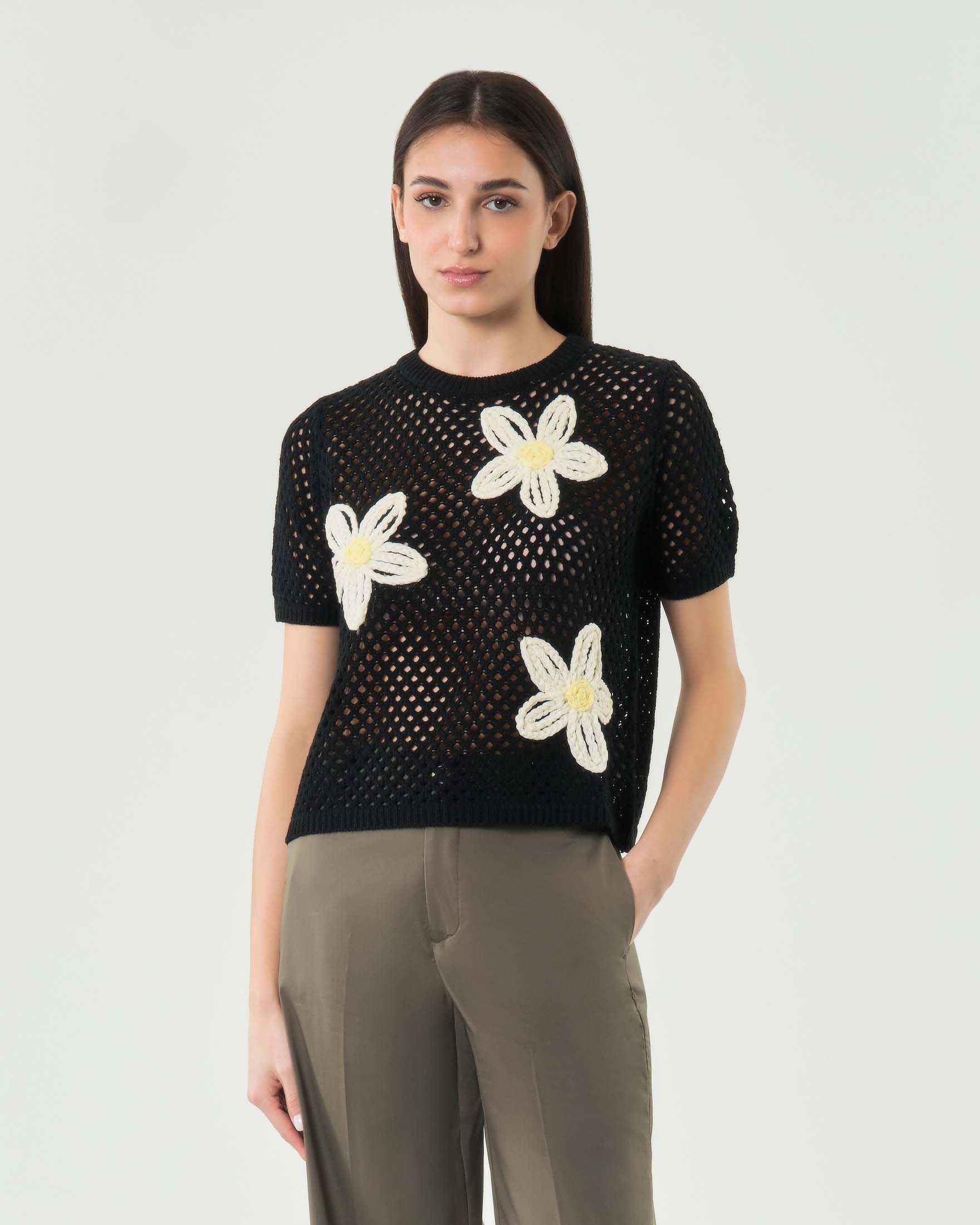 Maglia crochet traforata nera con maniche corte e ricamo margherite a contrasto