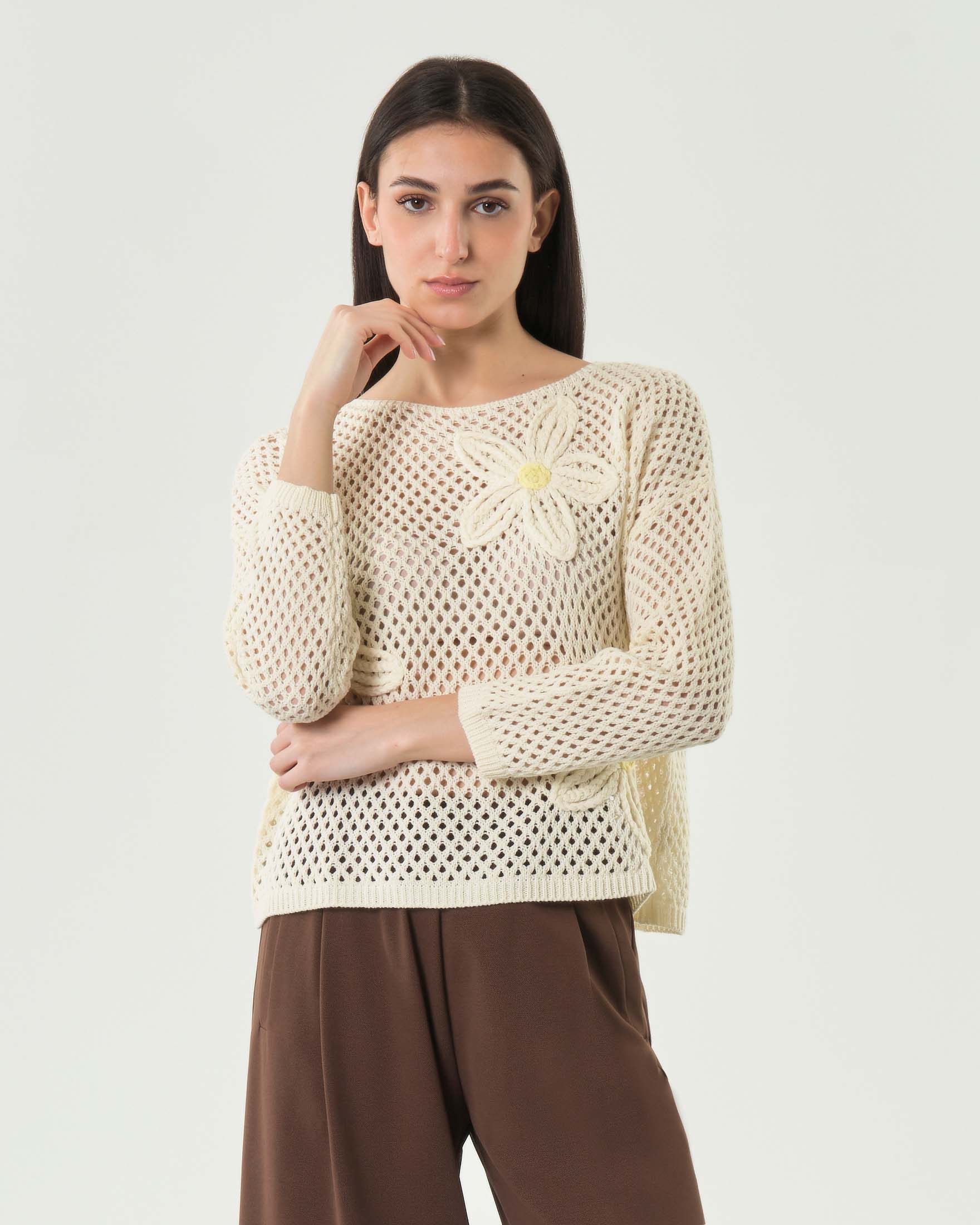Maglia crochet traforata color panna con maniche lunghe e ricamo margherite a contrasto