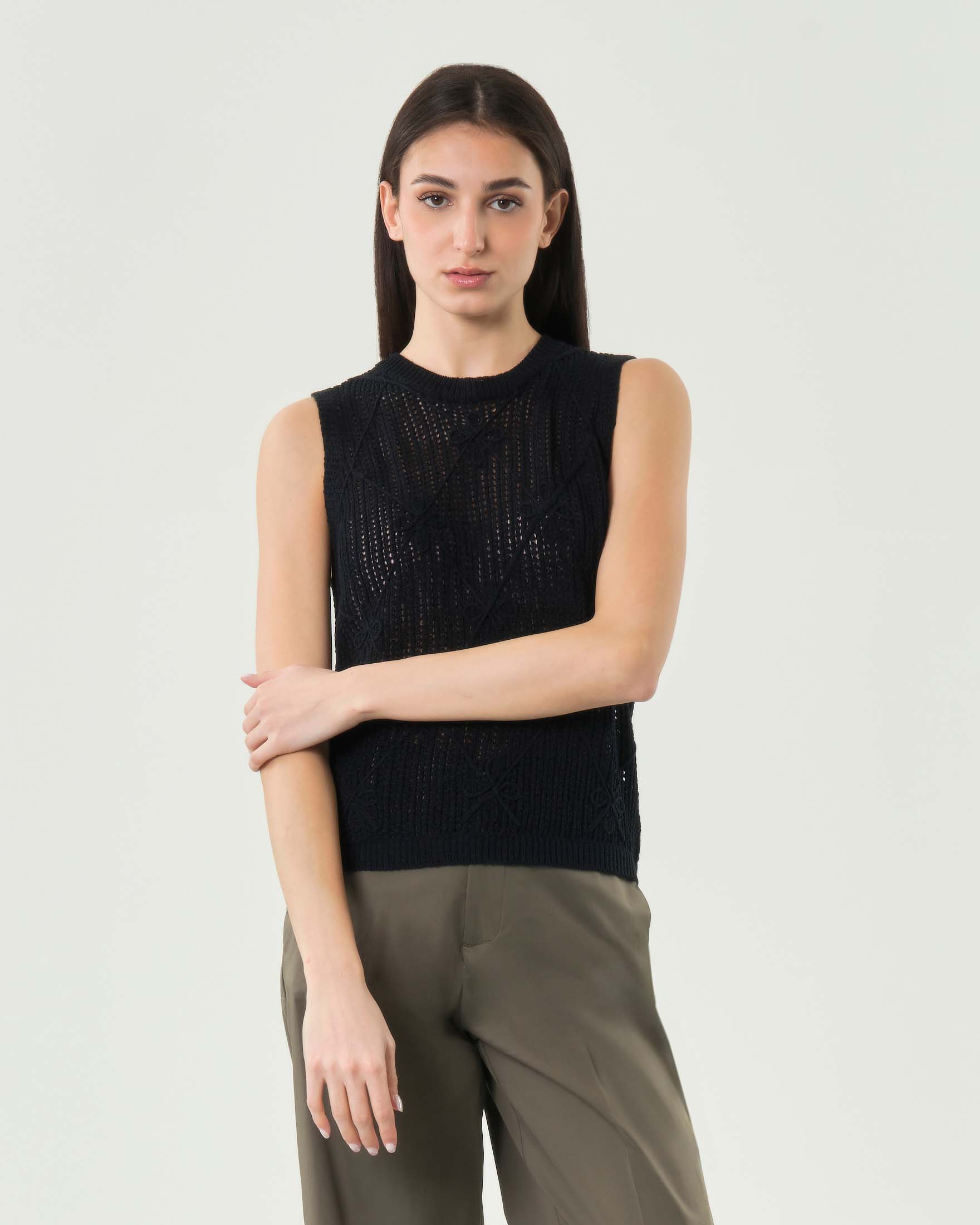 Gilet traforato girocollo nero con ricamo losanghe e decori floreali