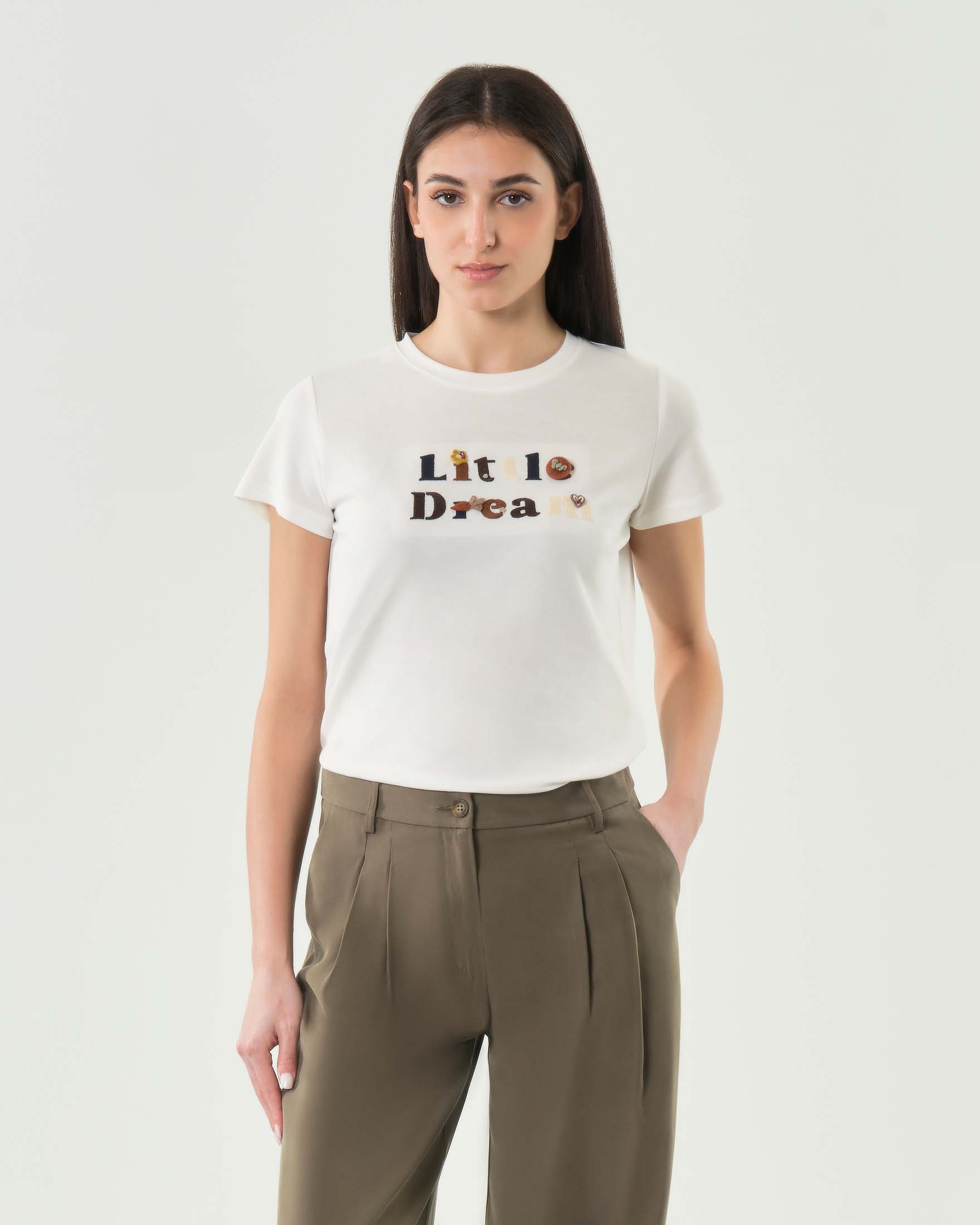 T-shirt girocollo bianca in cotone con scritta ricamata e applicazioni in tessuto