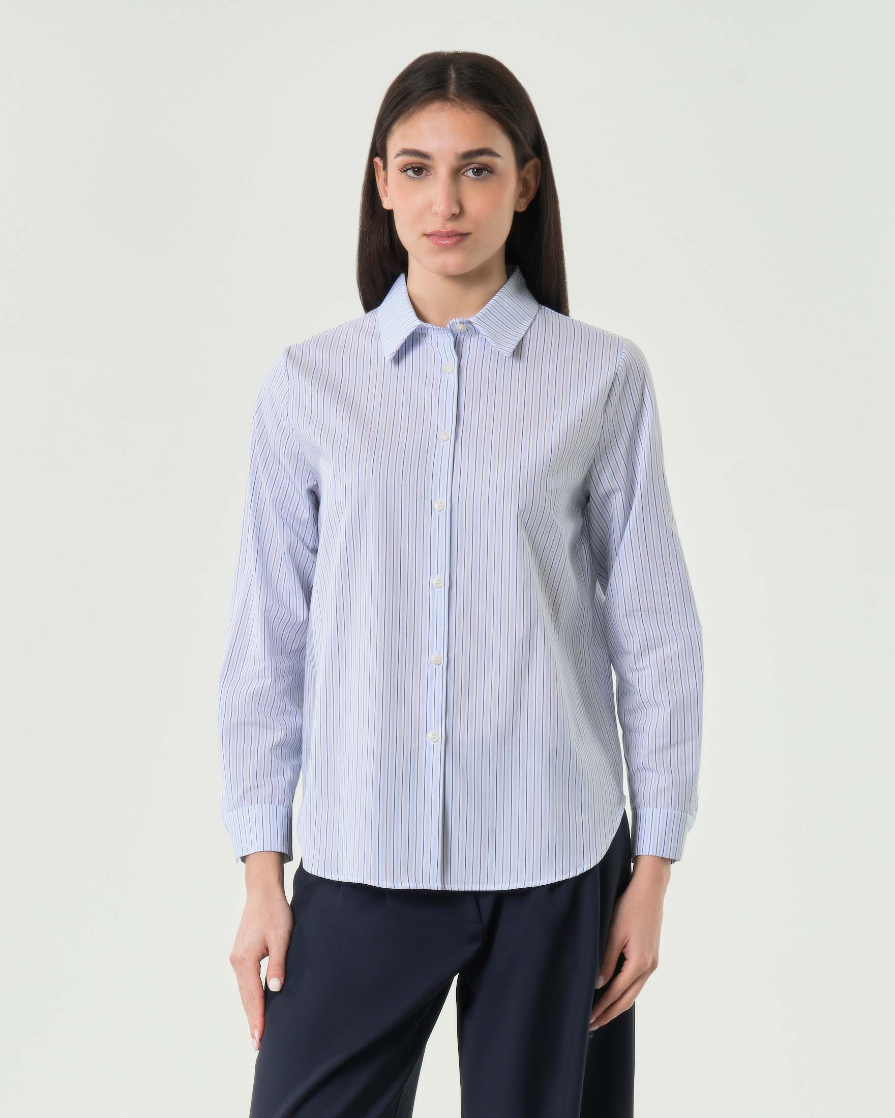 Camicia bianca a righe azzurre e verdi militare con fondo stondato e spacchi laterali