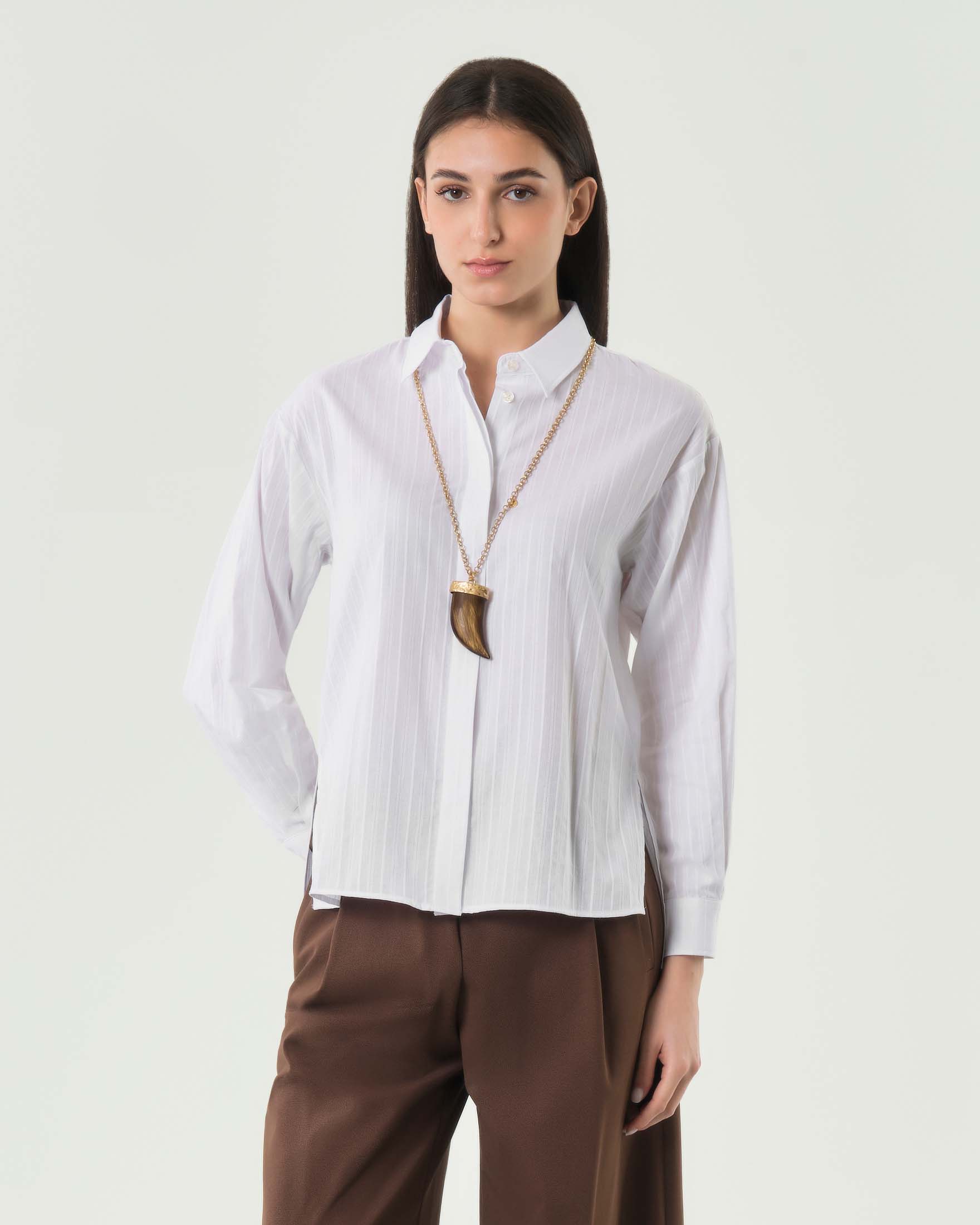 Camicia semitrasparente bianca a righe con maniche lunghe