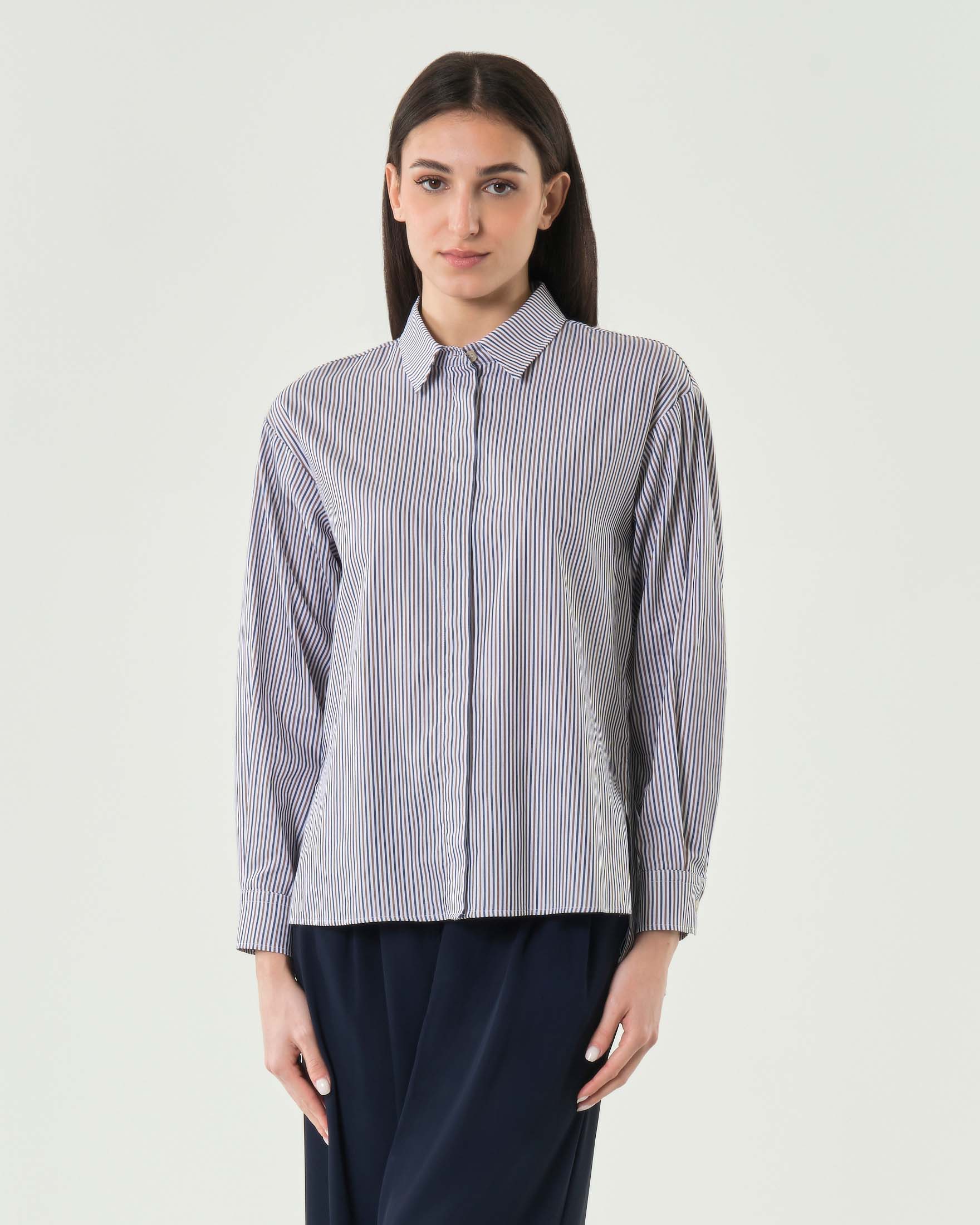 Camicia bianca a righe marroni e blu in puro cotone con fondo più lungo sul retro