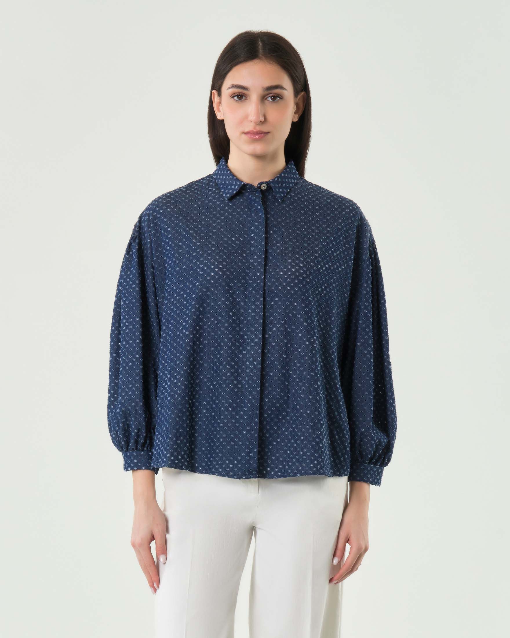 Camicia blu in denim di puro cotone con abbottonatura nascosta e maniche a sbuffo