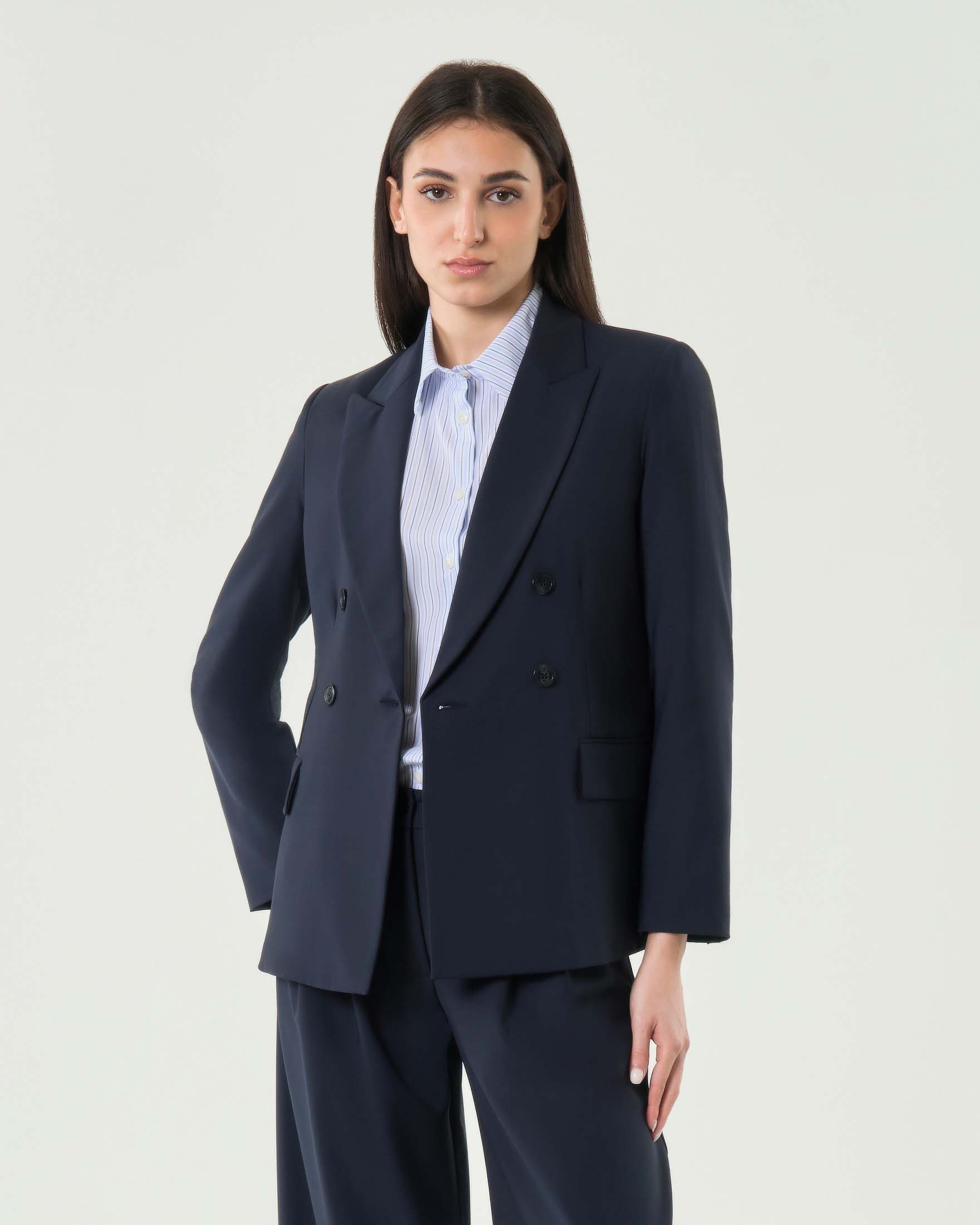 Blazer blu doppiopetto con spalline strutturate e tasche frontali con patta