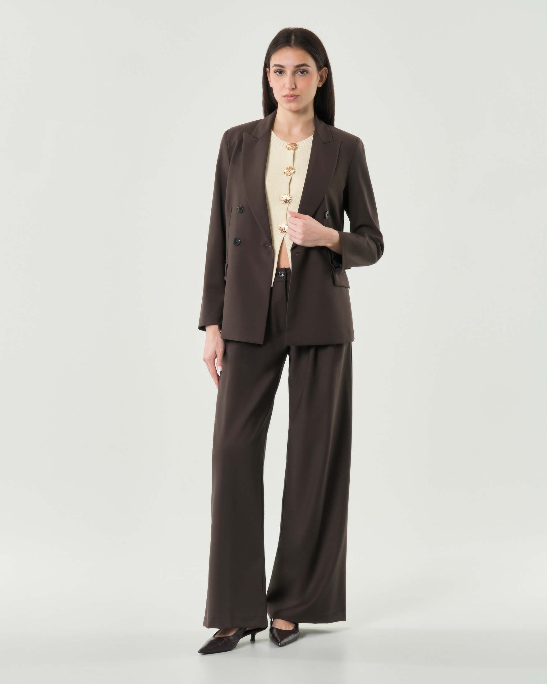 Blazer marrone doppiopetto con spalline strutturate e tasche frontali con patta