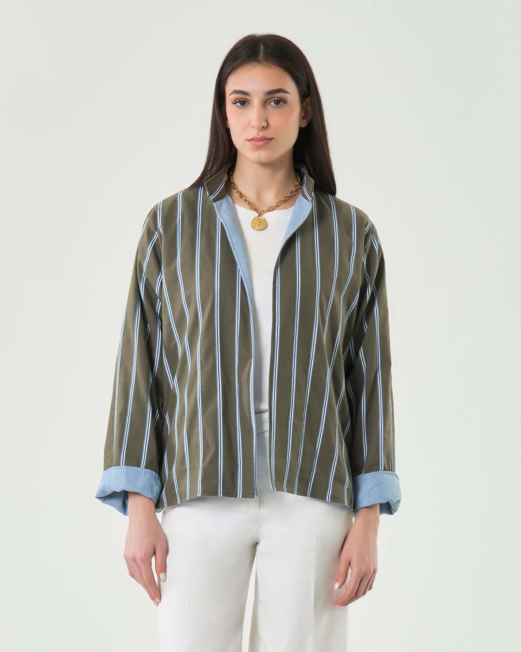 Giacca in denim verde militare Hlo! senza bottoni con righe azzurre e bianche