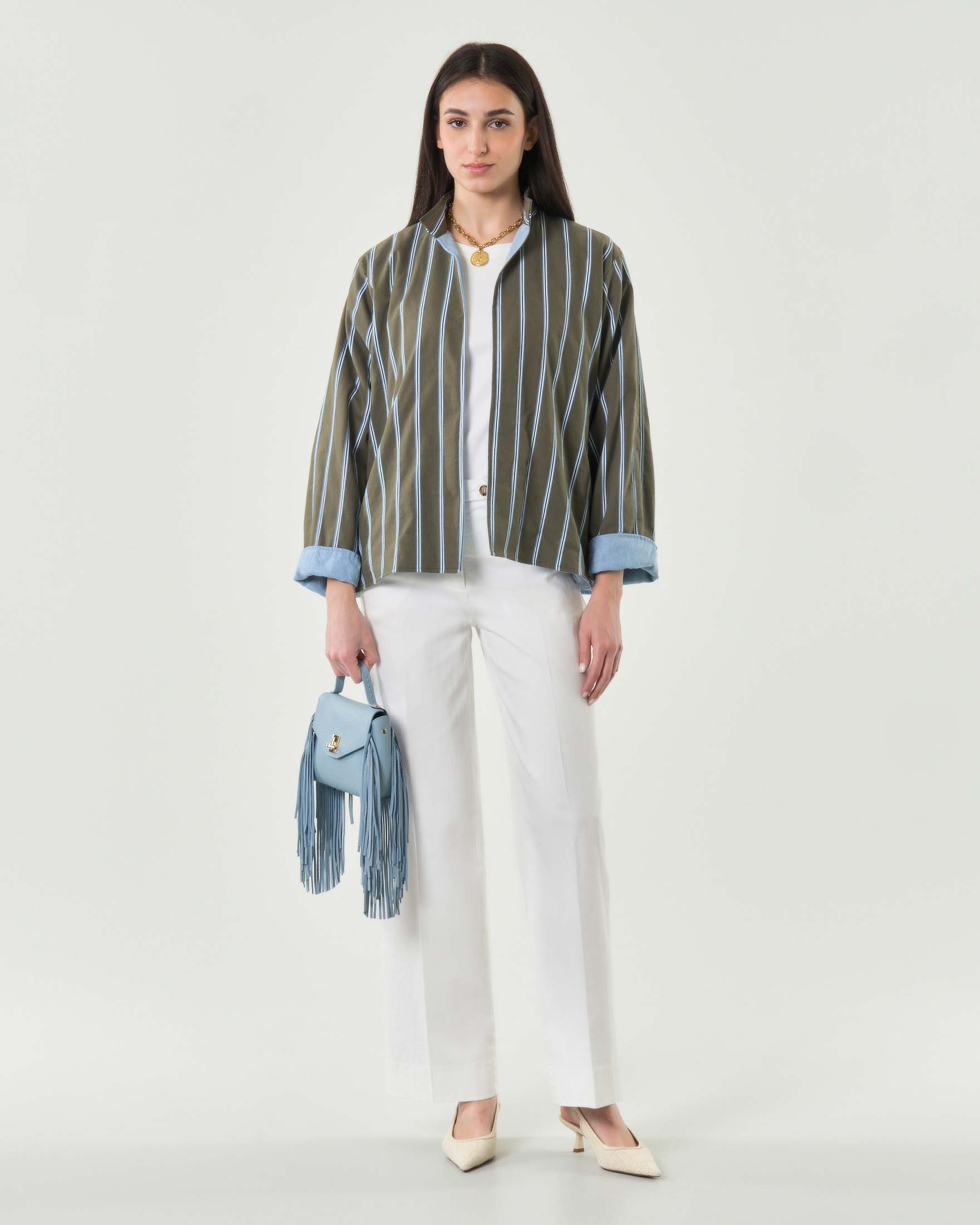 Giacca in denim verde militare Hlo! senza bottoni con righe azzurre e bianche image