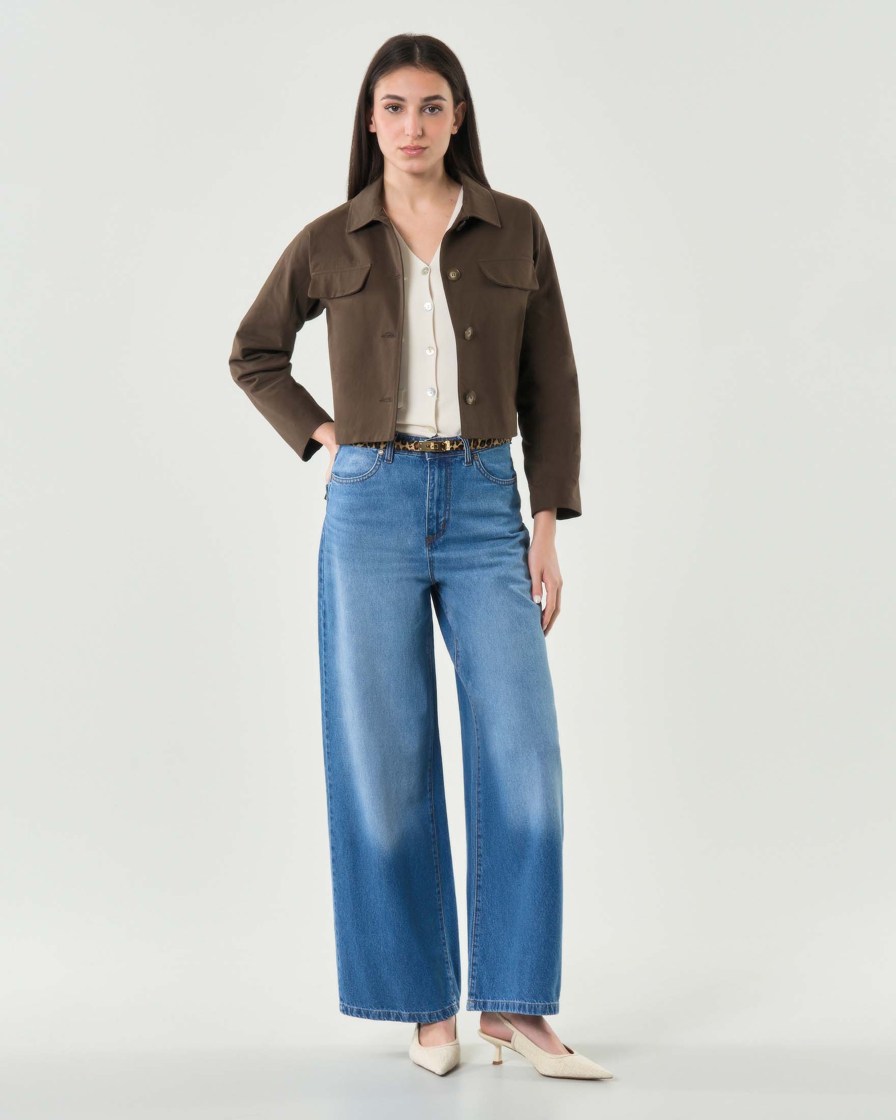 Giacca a camicia cropped marrone Hlo! con tasche con patta sul davanti image