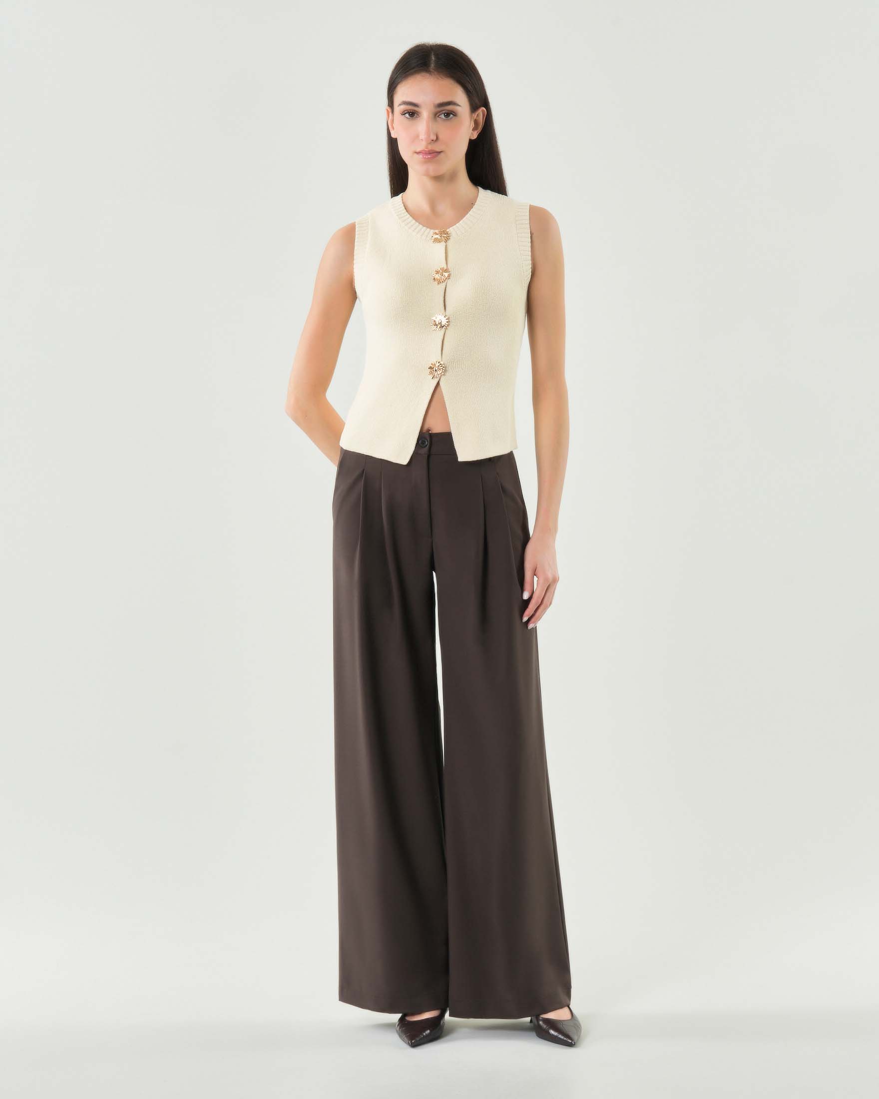 Pantalone marroni a palazzo con pince e passanti per cintura