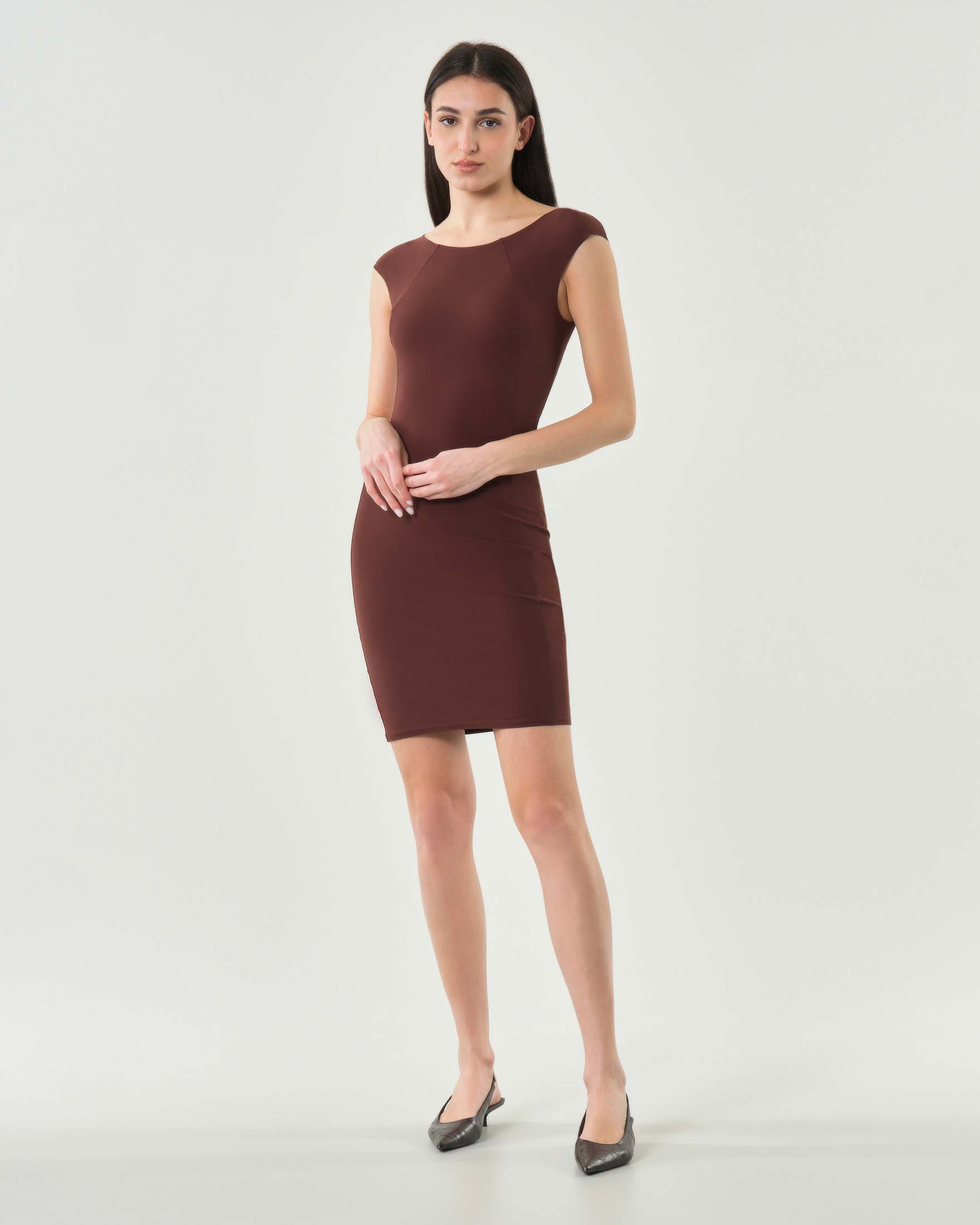 Abito corto bordeaux in tessuto stretch con scollo a barca e maniche ad aletta