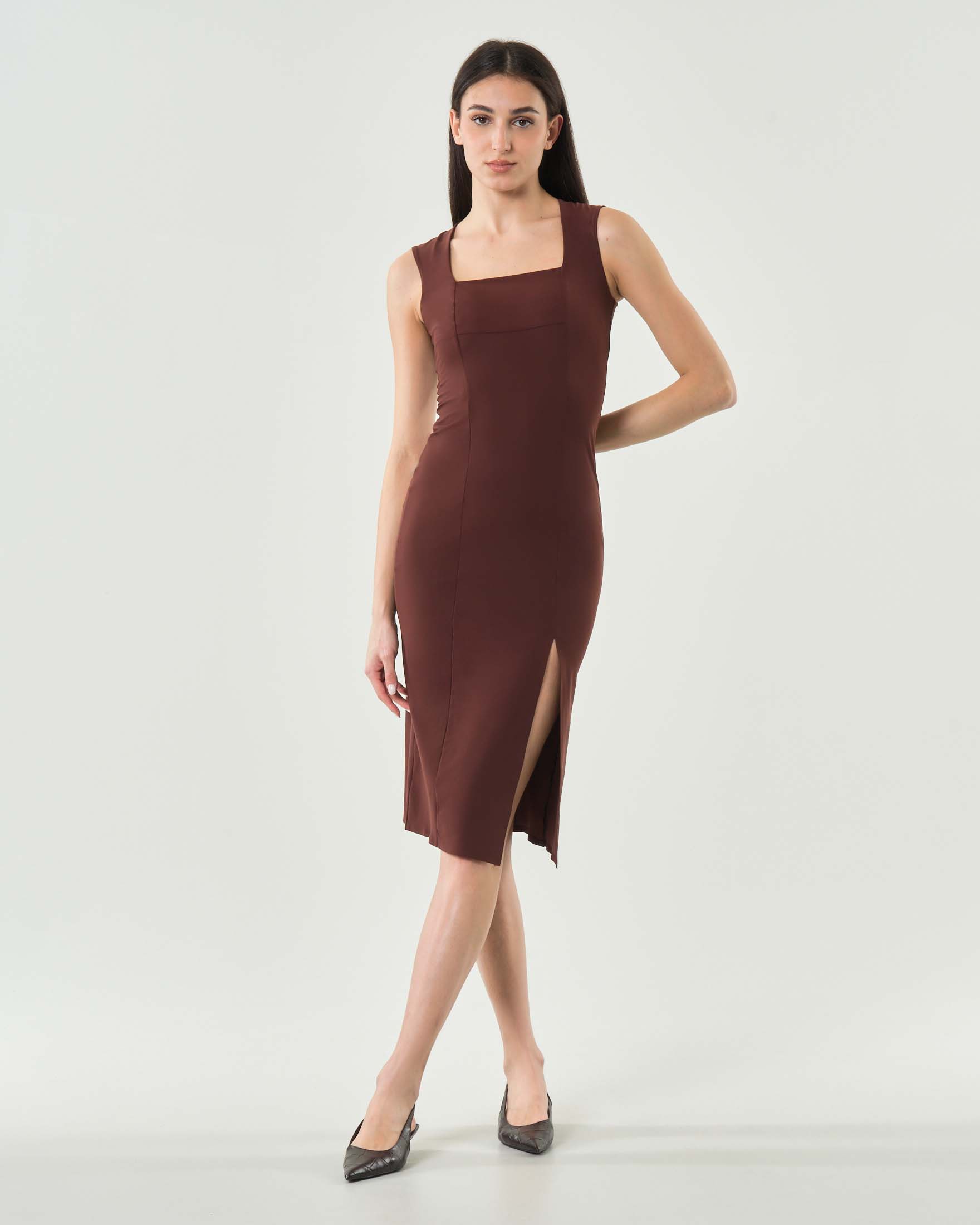 Abito midi bordeaux senza maniche in tessuto stretch con scollo squadrato e pince