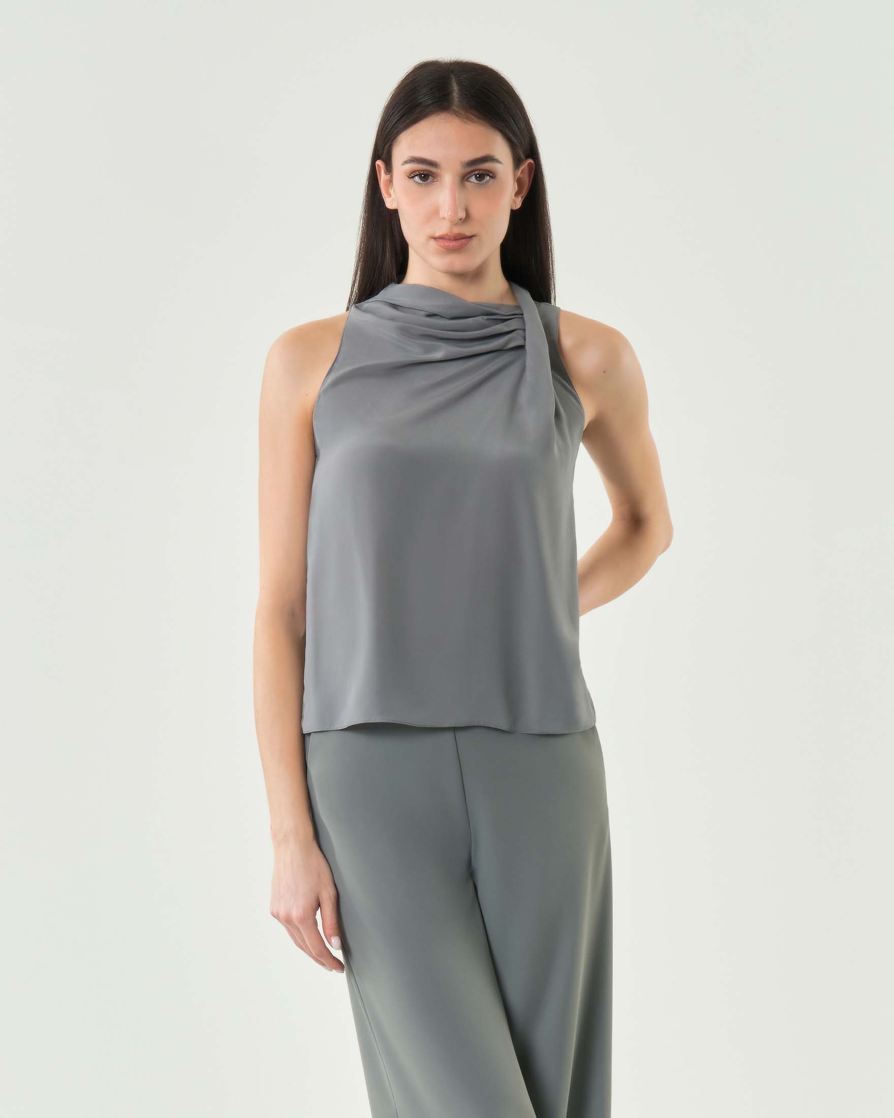 Top grigio senza maniche Patrizia Pepe con collo a cratere e bottoni logo Fly sul retro