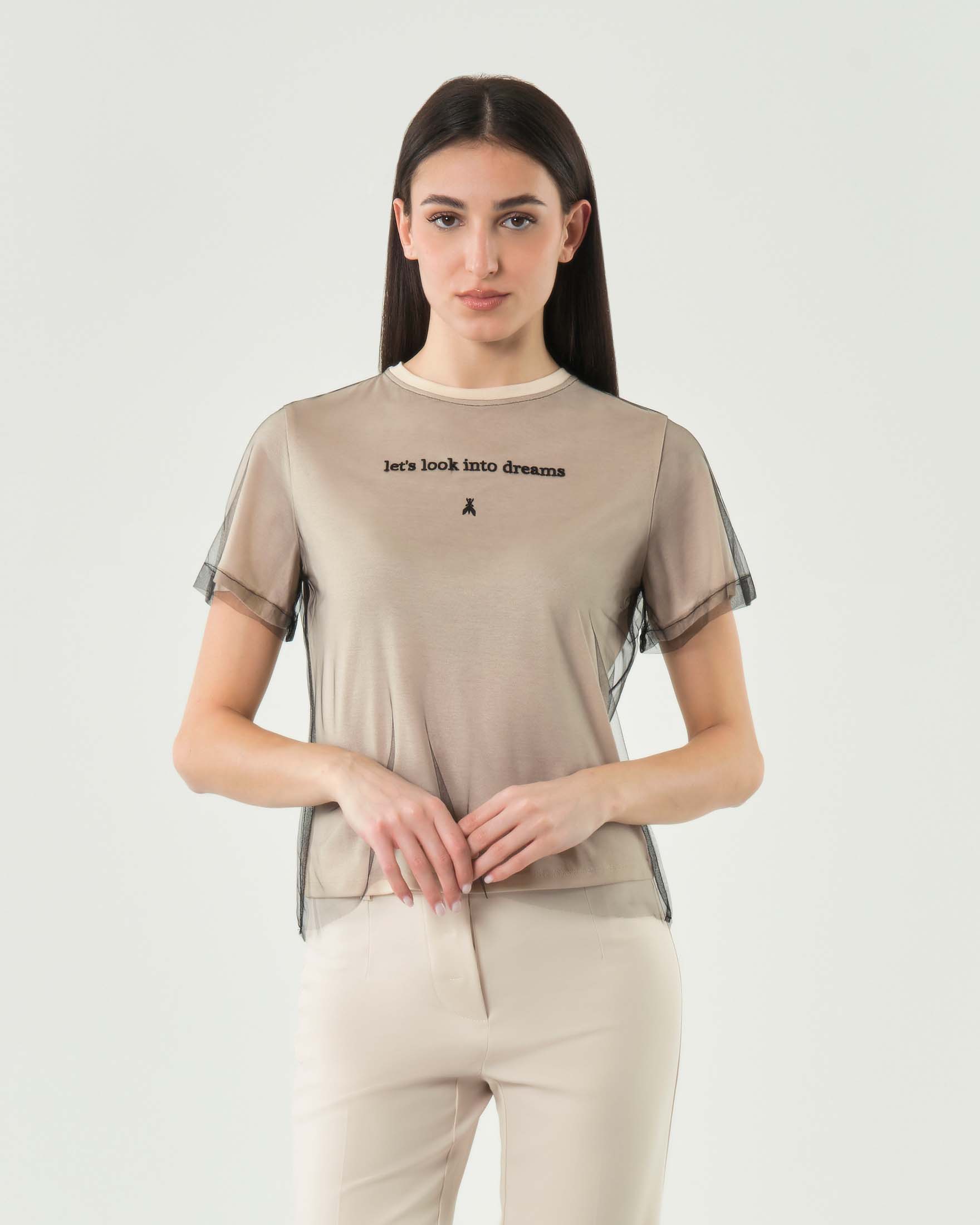 T-shirt girocollo color avorio con strato in tulle nero e scritta ricamata