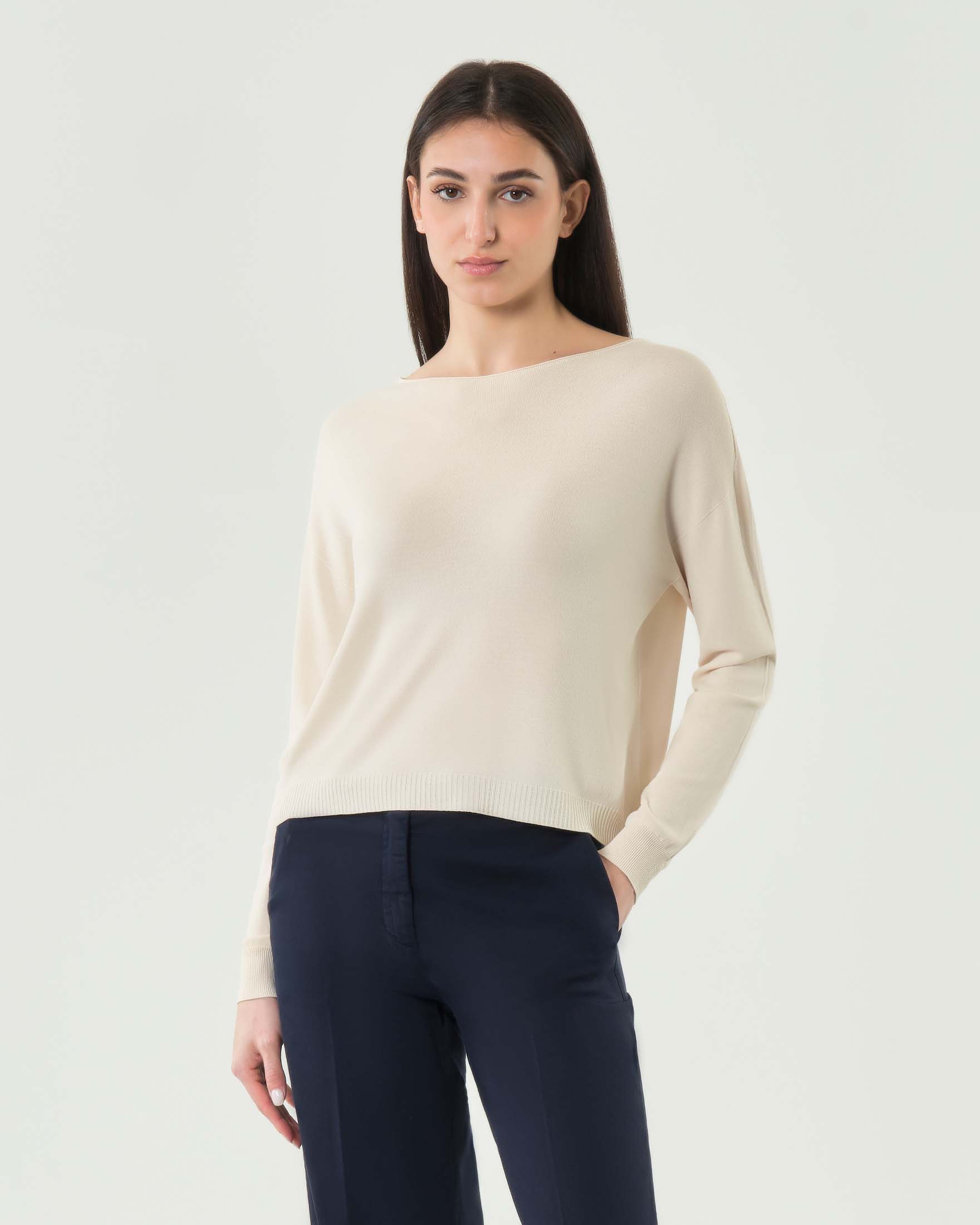 Maglia corta color panna a maniche lunghe in viscosa con scollo a barchetta e bordi a costine