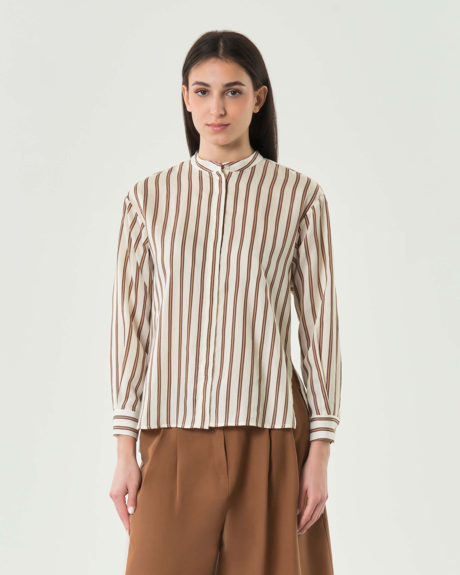 Camicia bianca a righe marroni con collo alla coreana e spacchi laterali