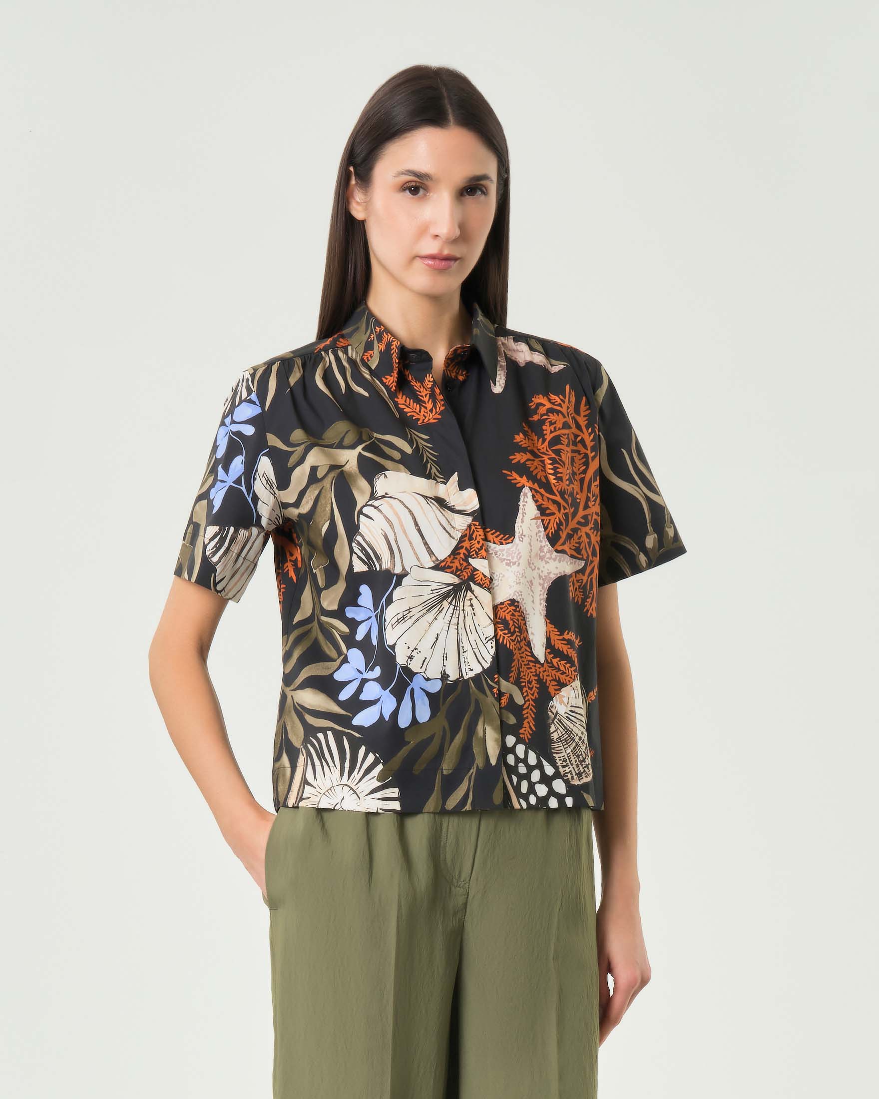 Camicia boxy a mezze maniche nera in popeline con arricciatura e stampa fantasia marina